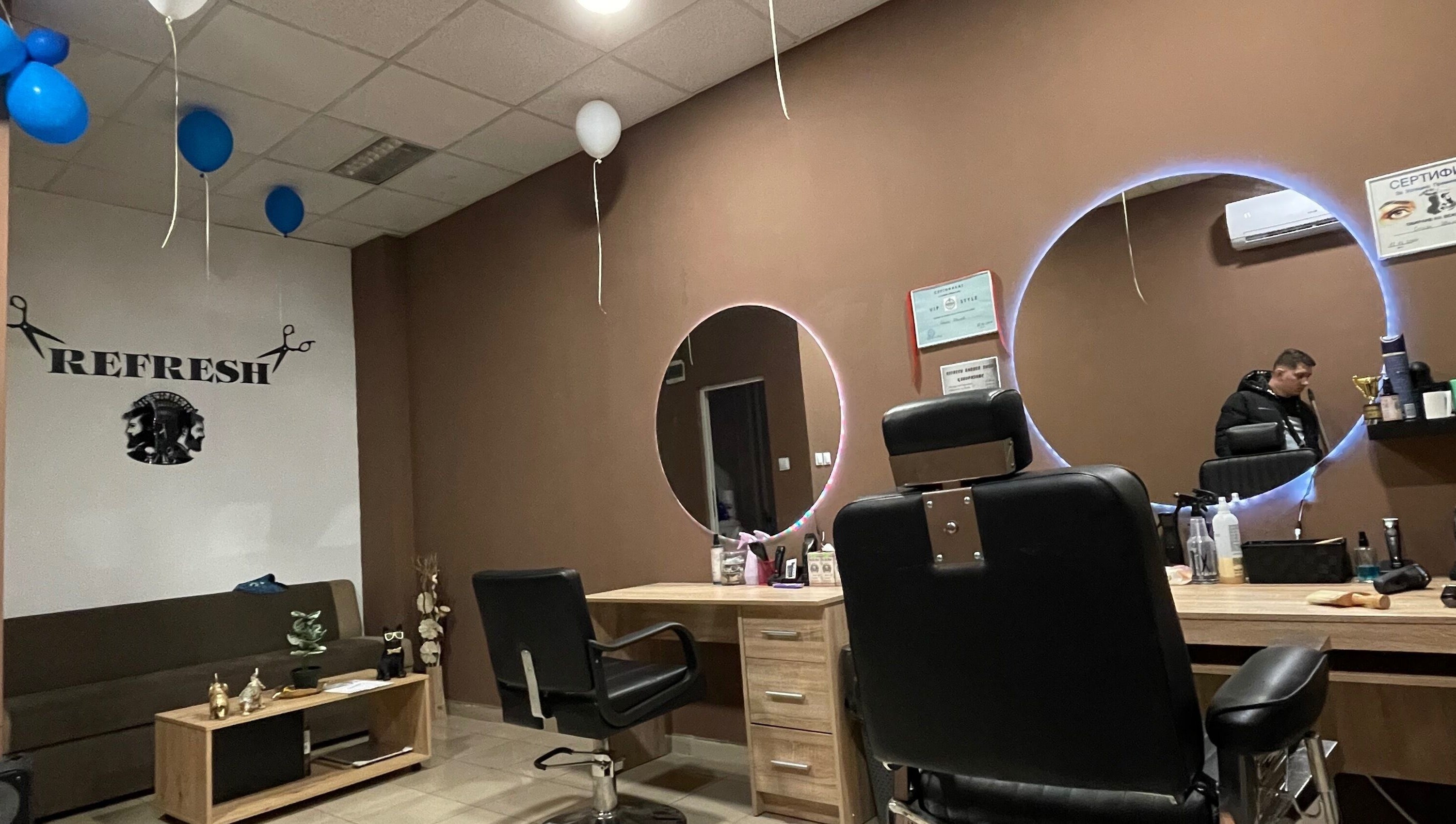 Вътрешен изглед на Барбершоп Refresh, Враца, Враца, BG с модерно обзавеждане и кръгло огледало.