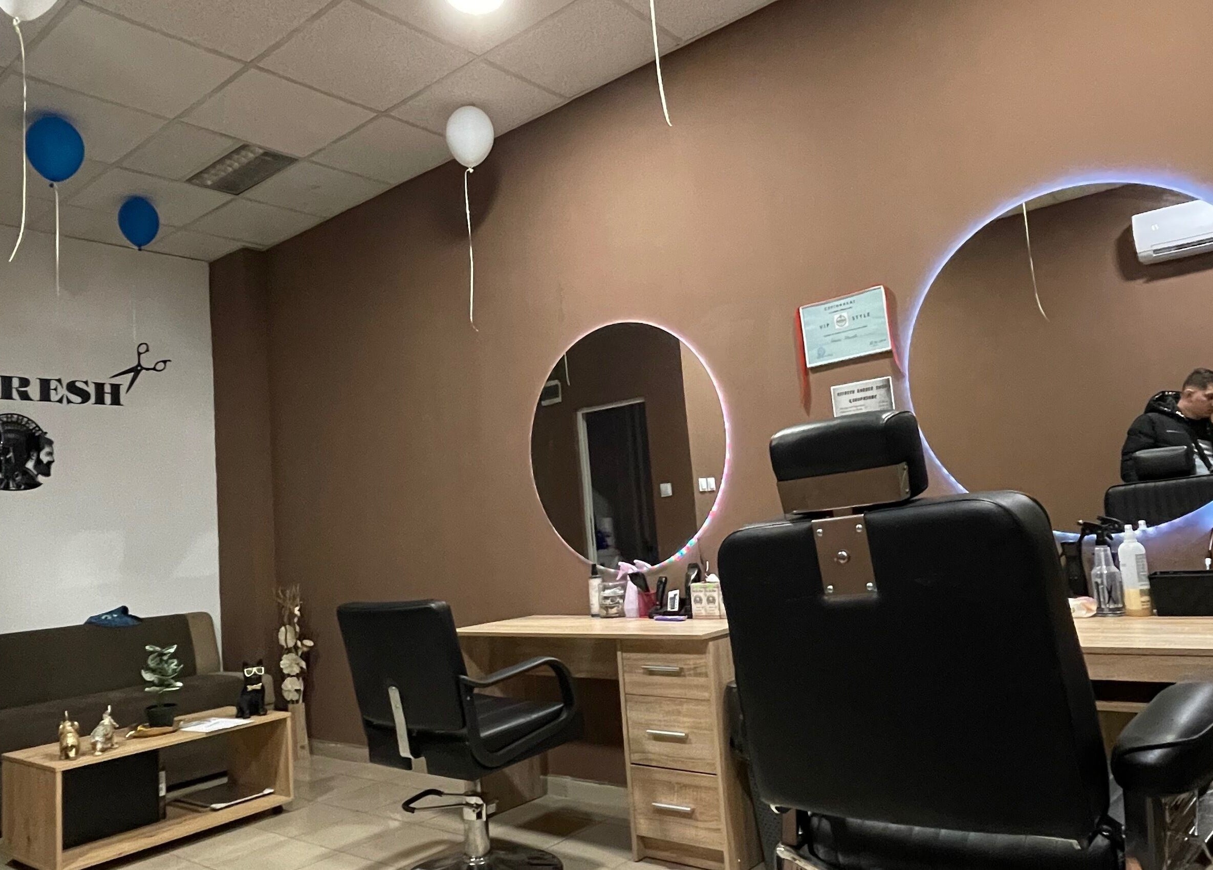 Вътрешен изглед на Барбершоп Refresh, Враца, Враца, BG с модерно обзавеждане и кръгло огледало.