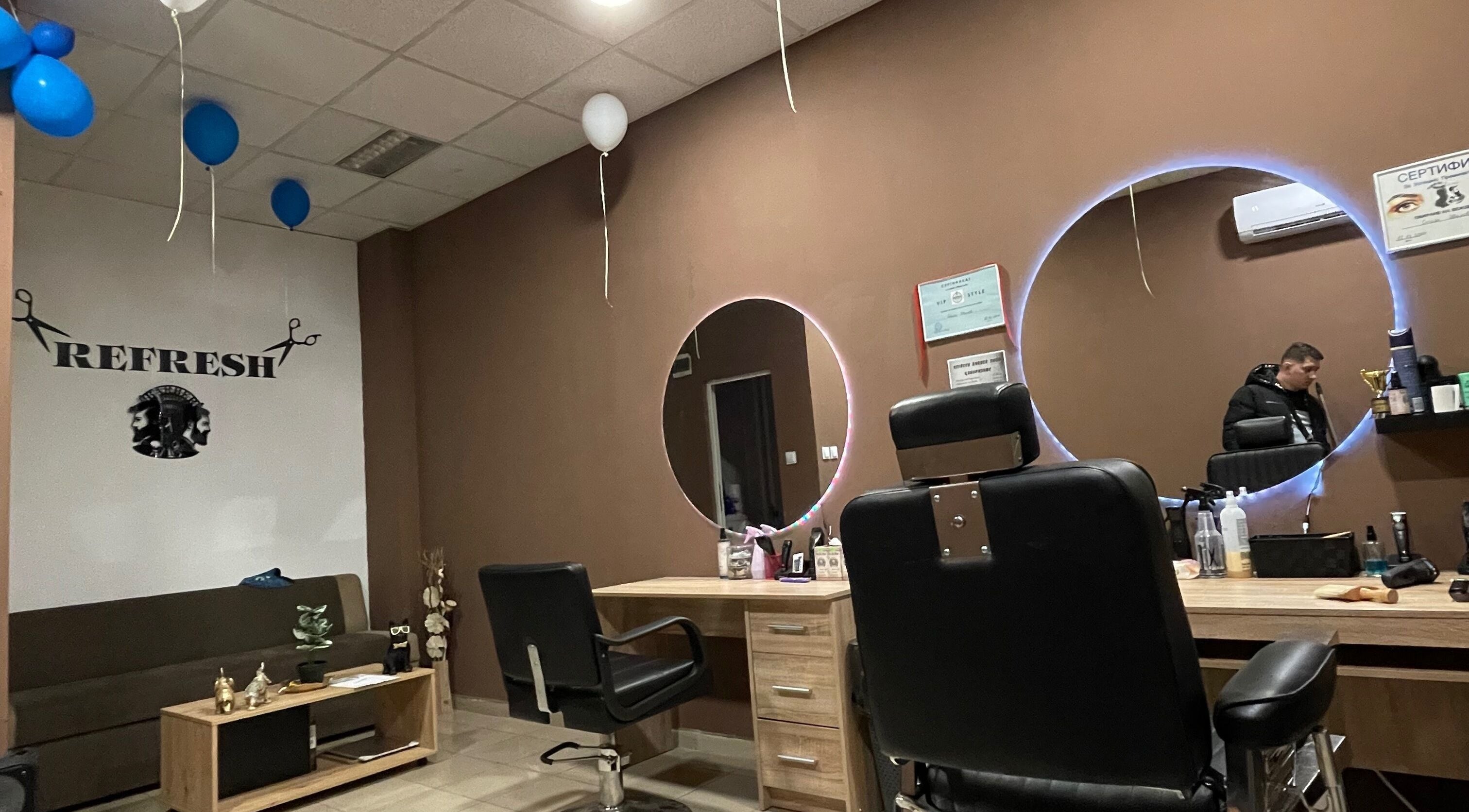 Вътрешен изглед на Барбершоп Refresh, Враца, Враца, BG с модерно обзавеждане и кръгло огледало.