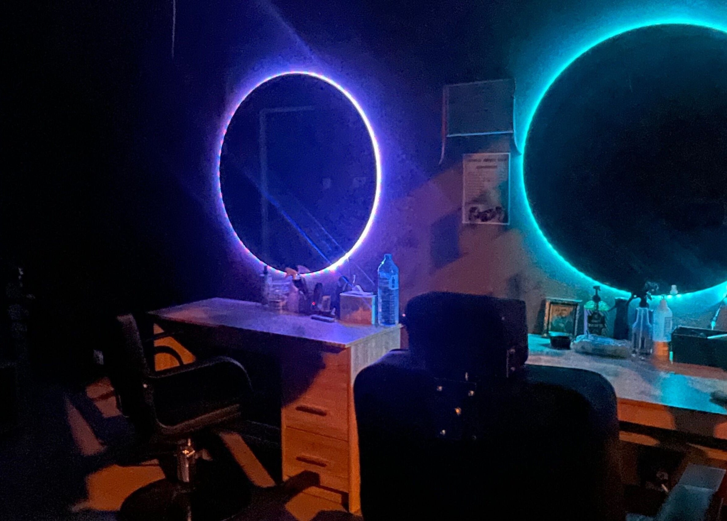 Осветени огледала в Barbershop Refresh, Враца, Враца, BG създават модерна атмосфера.