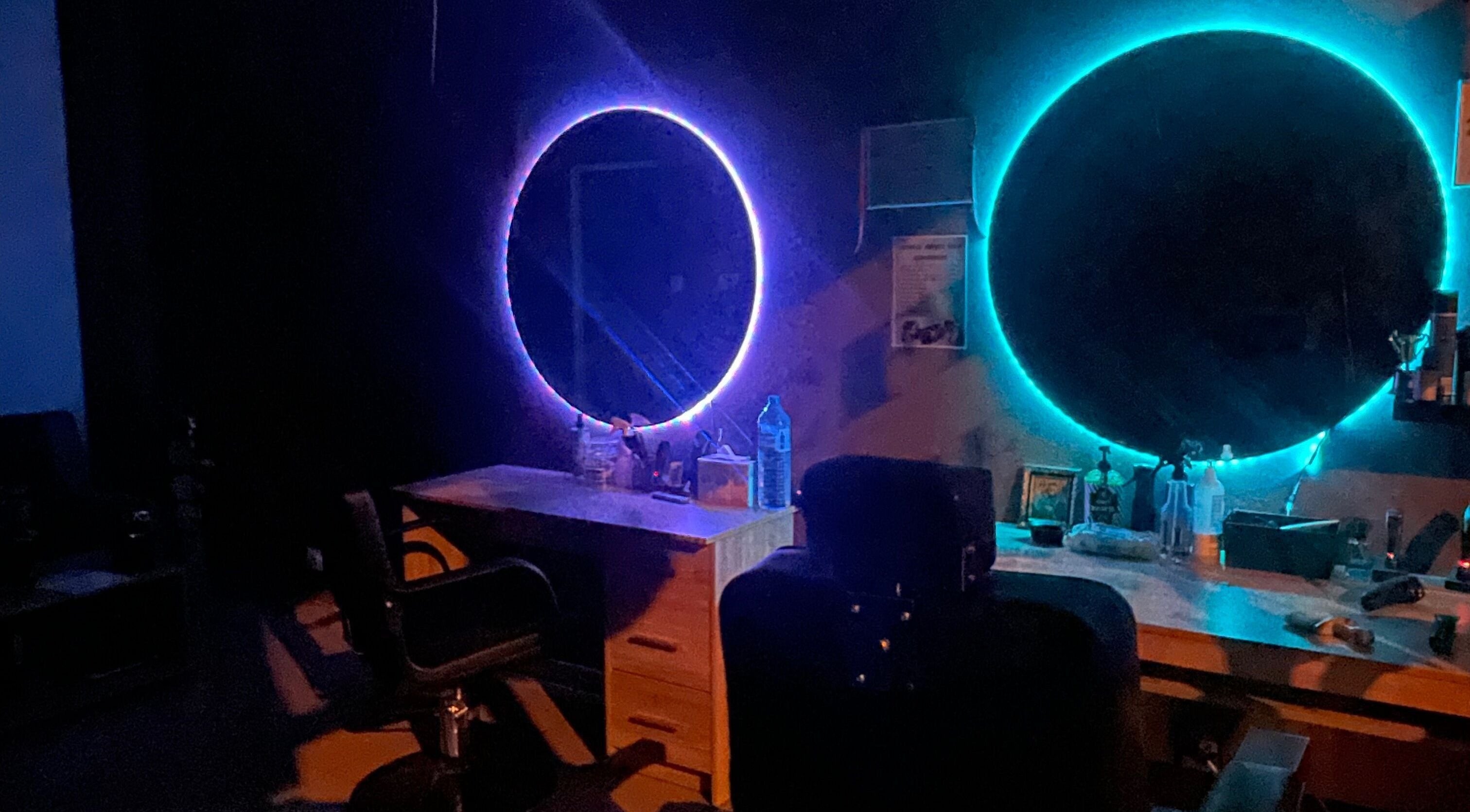 Осветени огледала в Barbershop Refresh, Враца, Враца, BG създават модерна атмосфера.