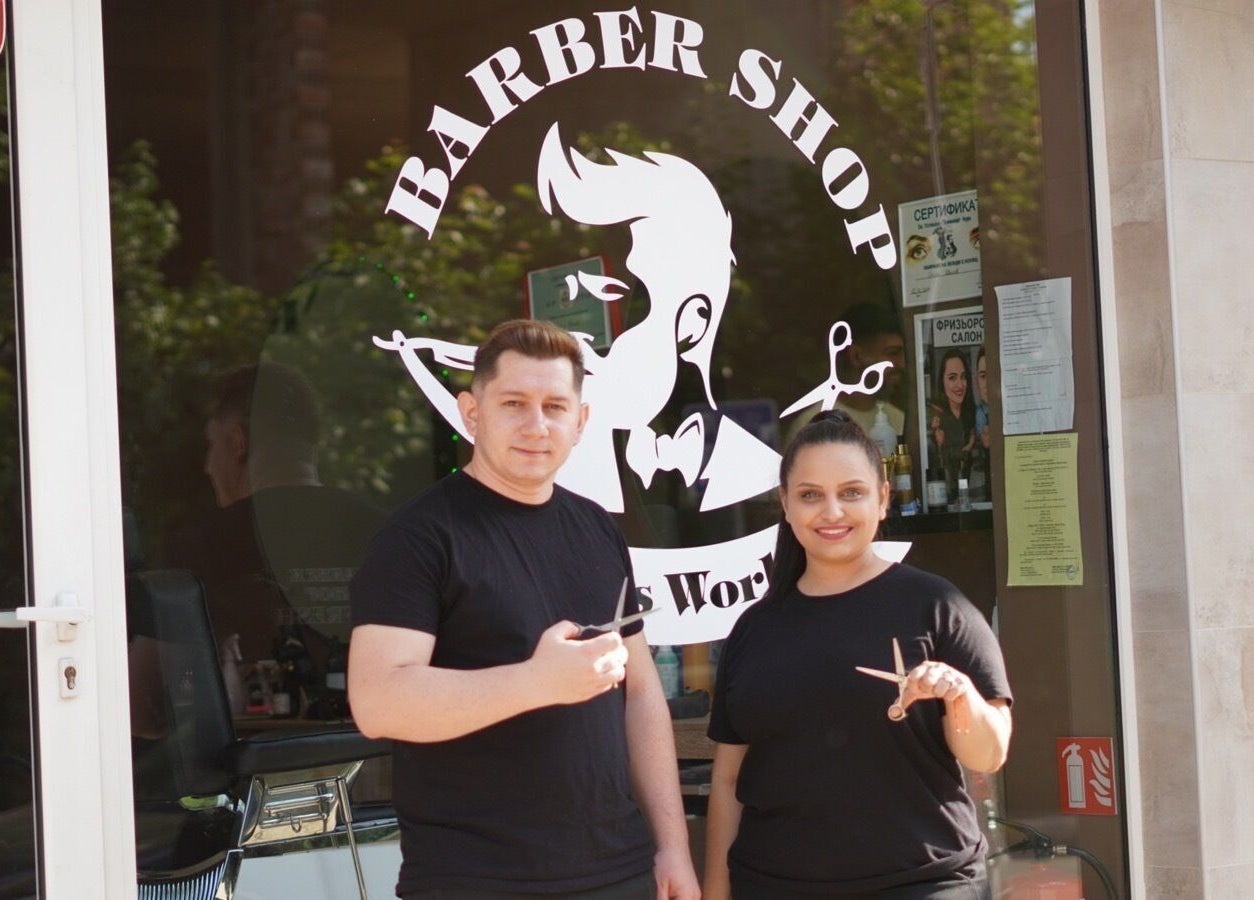 Екип на Barbershop Refresh във Враца, Враца, BG, готови за стилно преобразяване на клиенти.