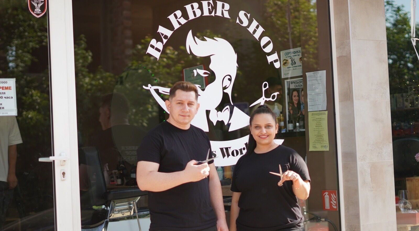 Екип на Barbershop Refresh във Враца, Враца, BG, готови за стилно преобразяване на клиенти.