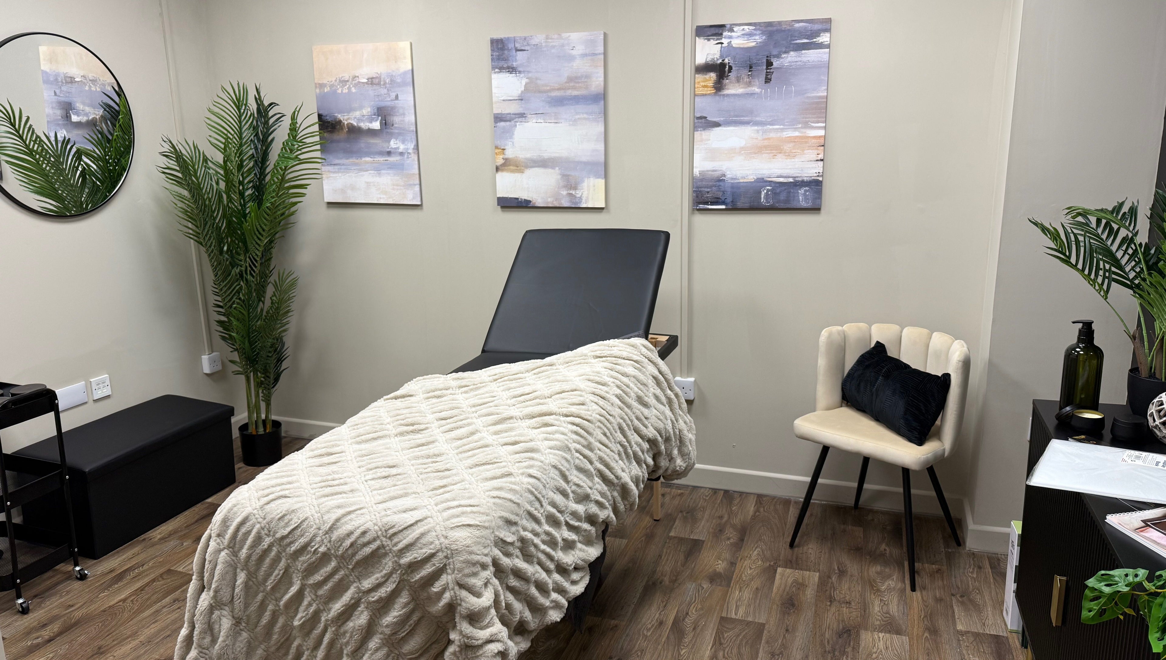 Relaxing therapy room at Pearls of Beauty, Hastings, England, GB, with soothing decor and plush treatment bed.