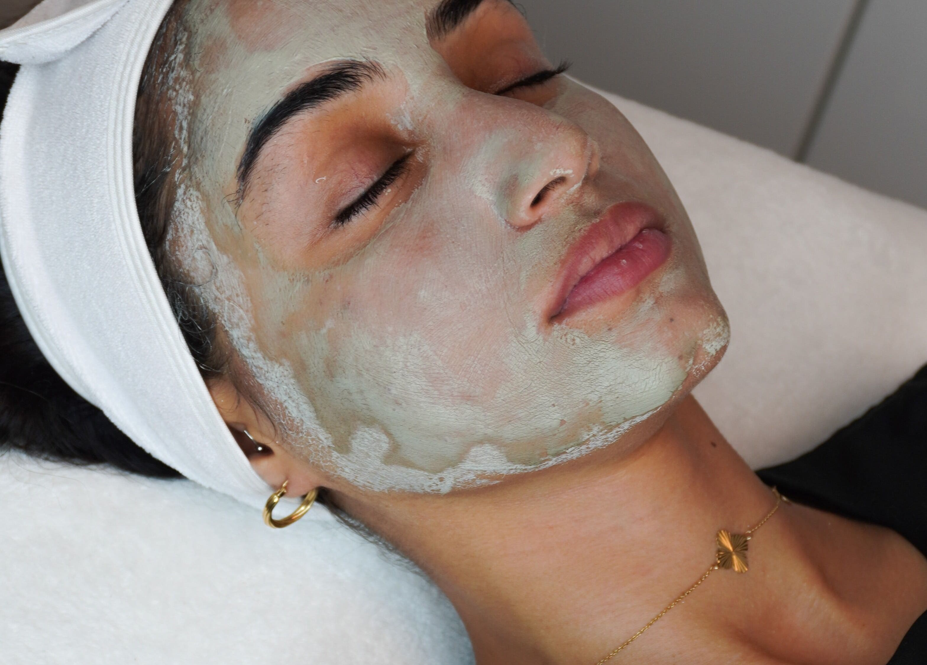 Relaxing facial at Vivacci Skin, Montréal, Québec, CA. Experience spa luxury with soothing treatments.