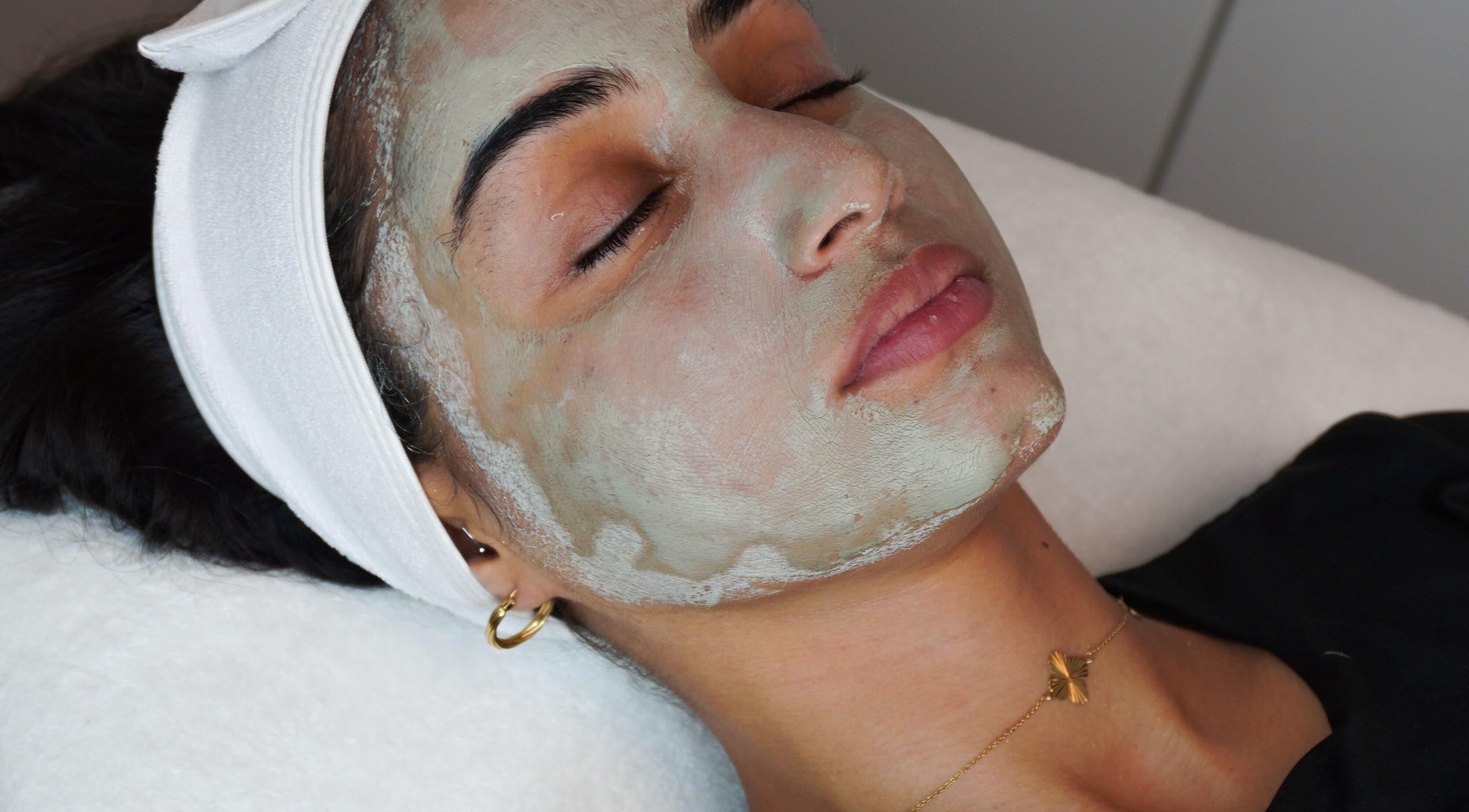Relaxing facial at Vivacci Skin, Montréal, Québec, CA. Experience spa luxury with soothing treatments.