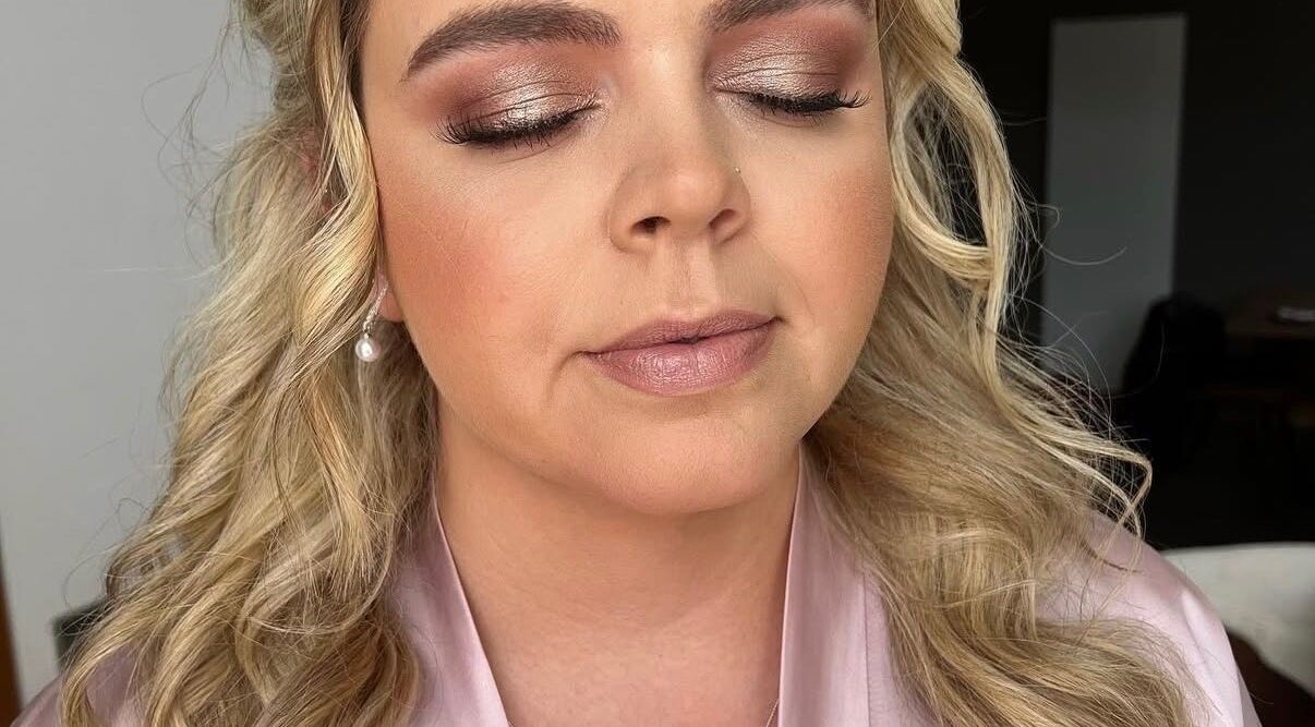 Close-up of elegant makeup artistry at Edinburgh Makeup, Edinburgh, Scotland, GB, highlighting shimmery eyelids.