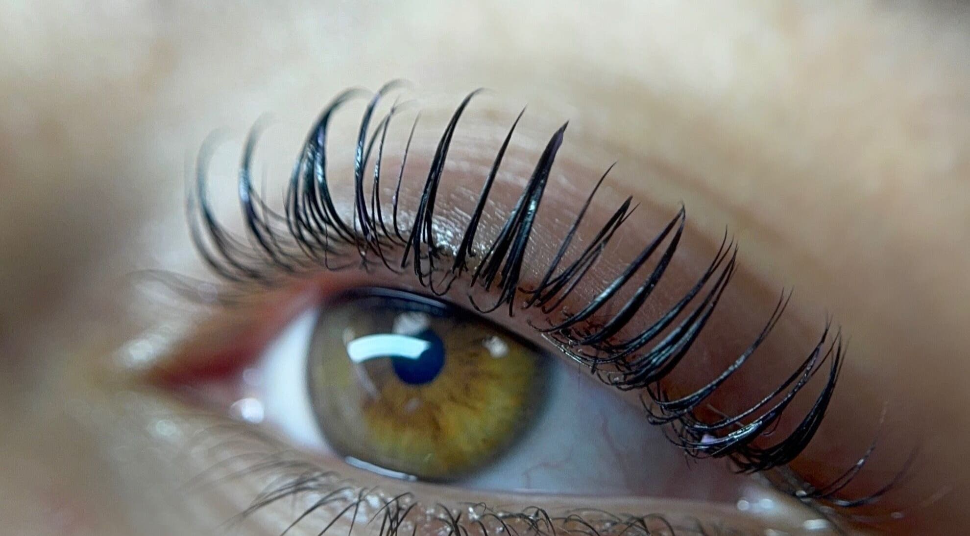 Sublime cils rehaussés chez Le studio 46, Rueyres, Occitanie, FR pour un regard captivant.