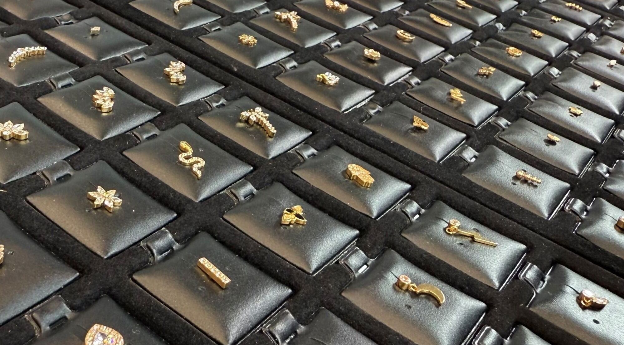 Auswahl von Ohrsteckern bei Star Piercing GmbH in Sursee, Luzern, CH auf schwarzen Polstern.