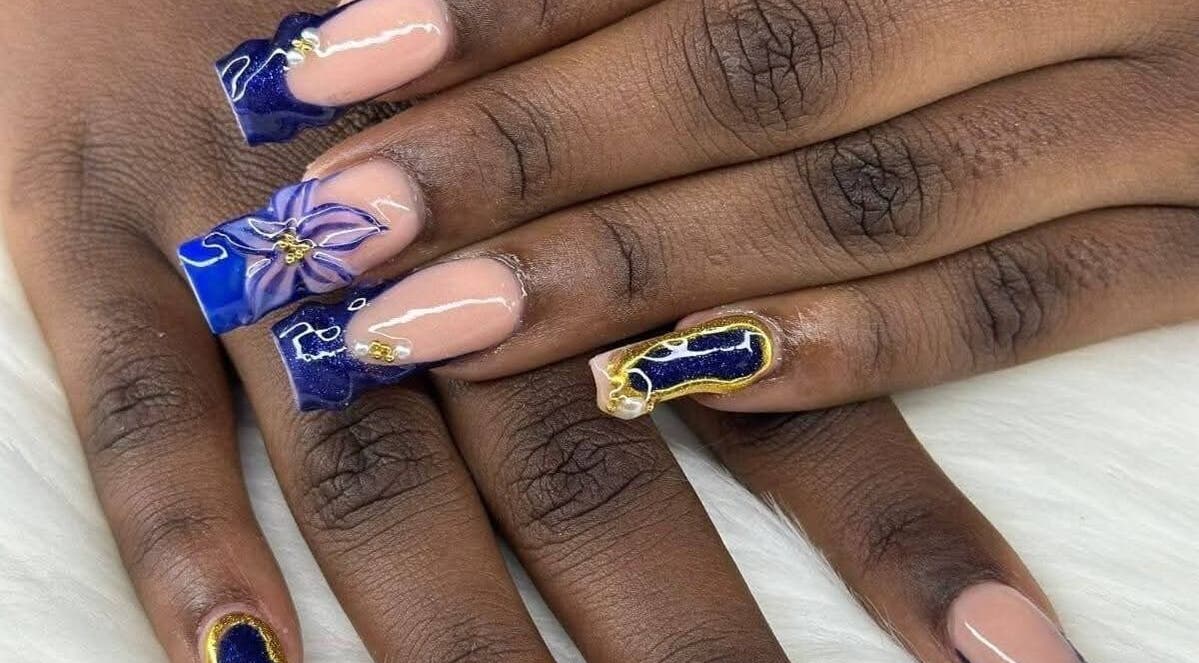 Intricate blue floral nail design at Nailedtothe T, Willemstad, Curaçao, CW showcasing expert artistry.