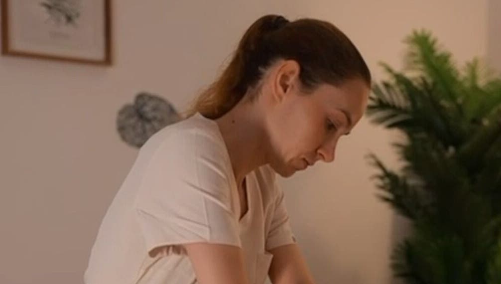 Profissional em sessão de massagem no Wellzen by Diana, Lisboa, Lisboa, PT. Atmosfera serena e acolhedora.