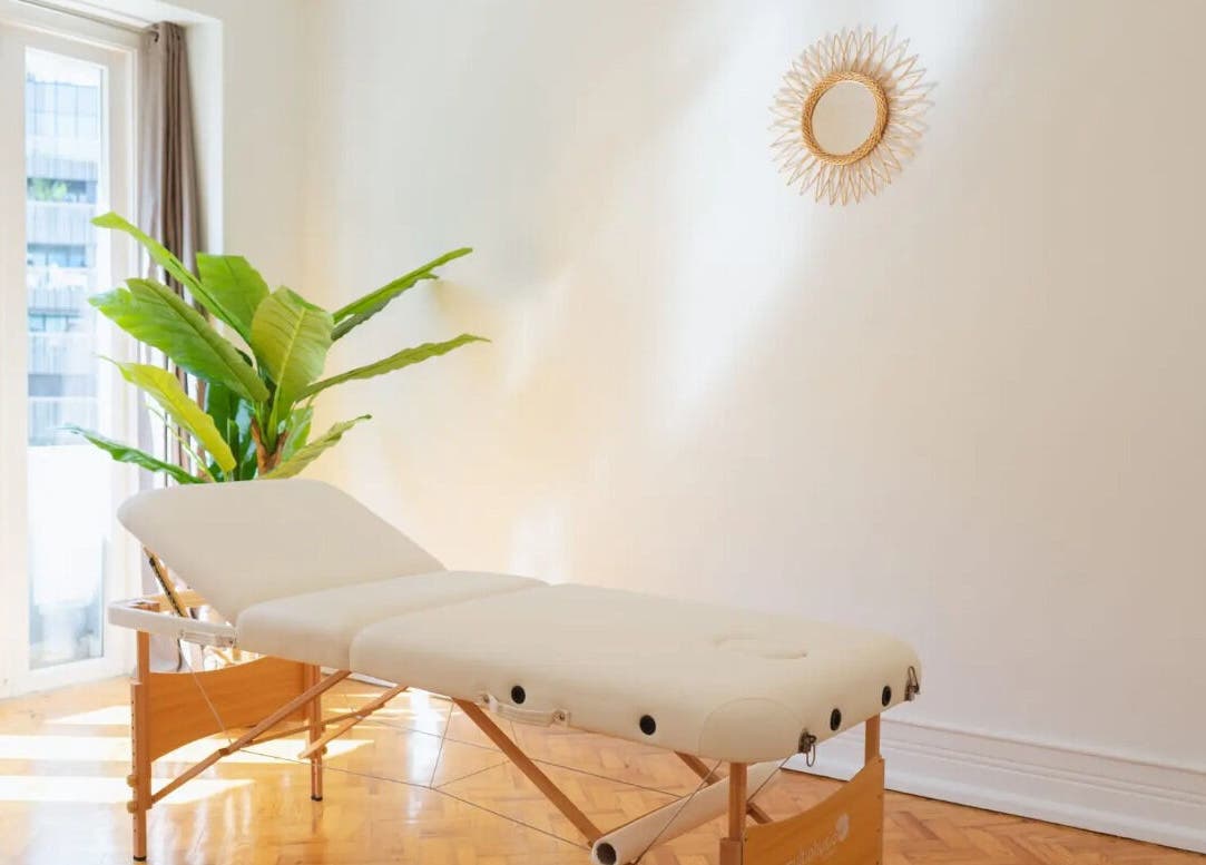 Sala de massagem iluminada e moderna no Wellzen by Diana, Lisboa, Lisboa, PT.