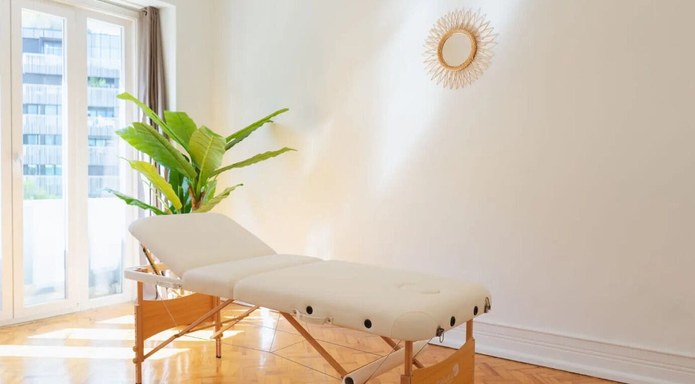 Sala de massagem iluminada e moderna no Wellzen by Diana, Lisboa, Lisboa, PT.