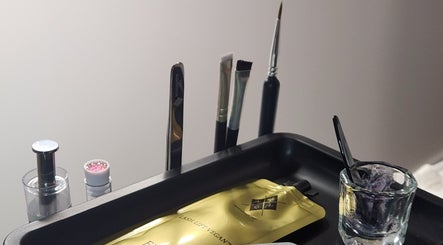 Instruments de beauté chez GB.haireducator, Sherbrooke, Québec, CA, prêts pour un soin de qualité supérieure.