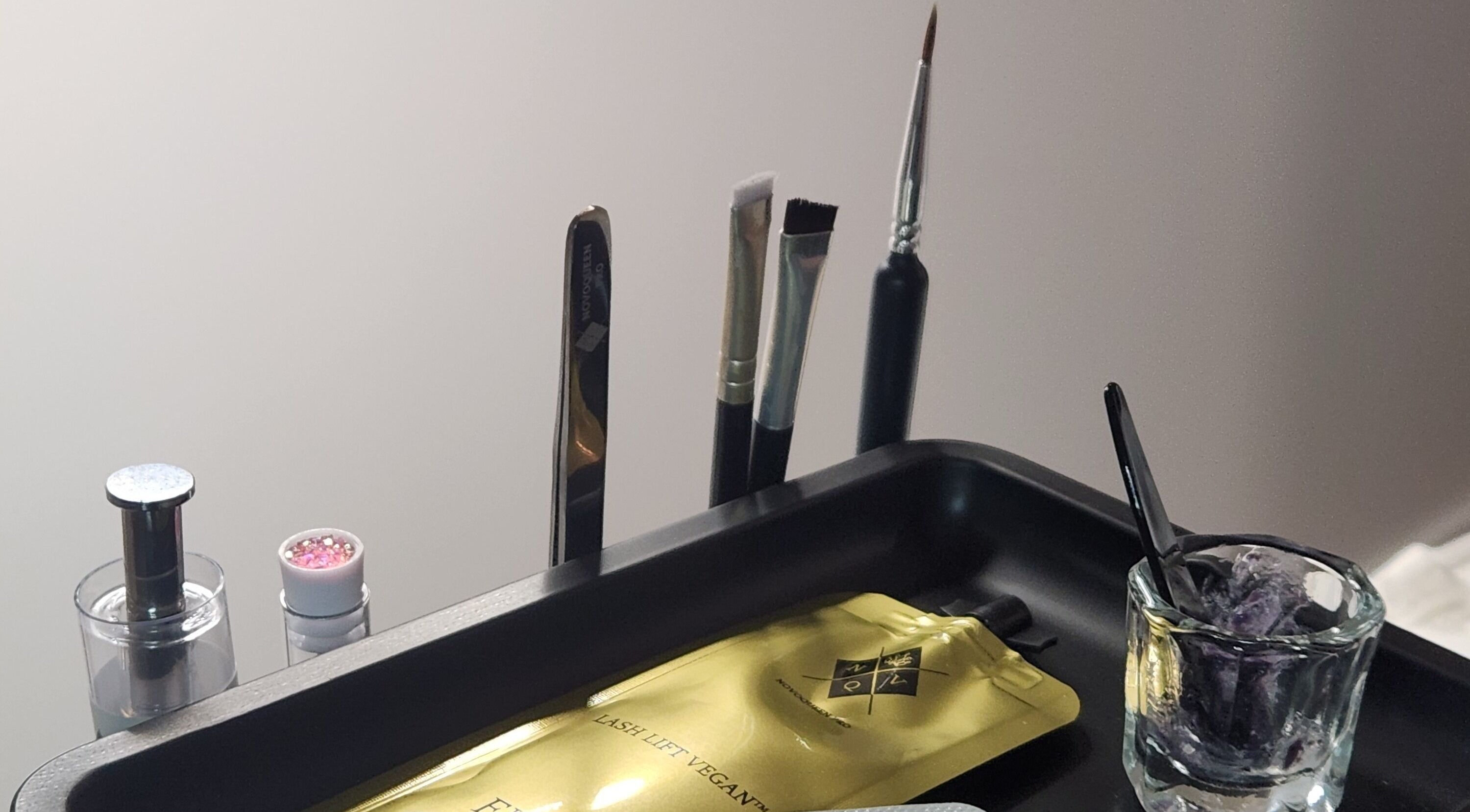 Instruments de beauté chez GB.haireducator, Sherbrooke, Québec, CA, prêts pour un soin de qualité supérieure.