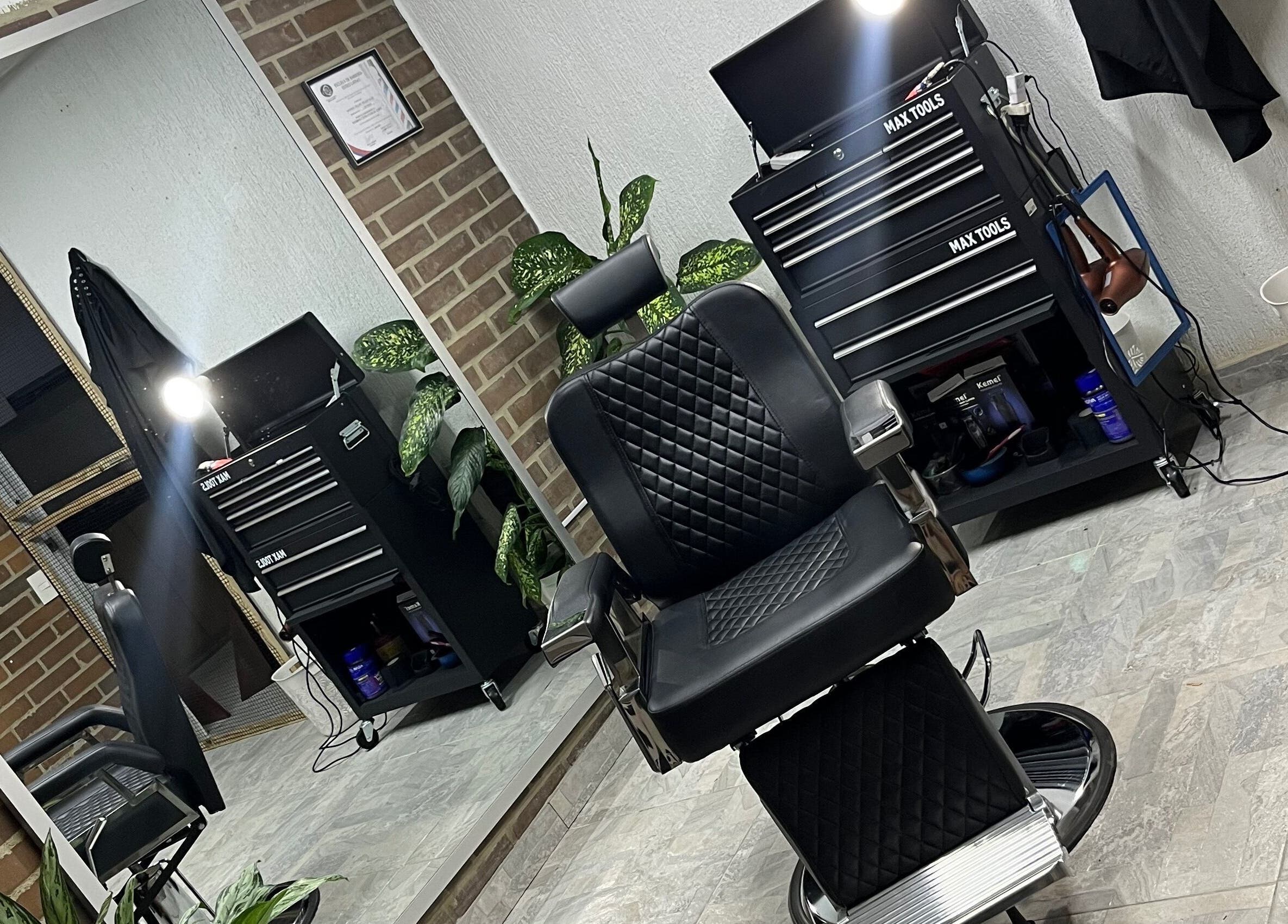 Silla de barbero en ANDRUIZ ESTUDIO, Jamundi, Valle Del Cauca, CO. Ambiente moderno y acogedor.