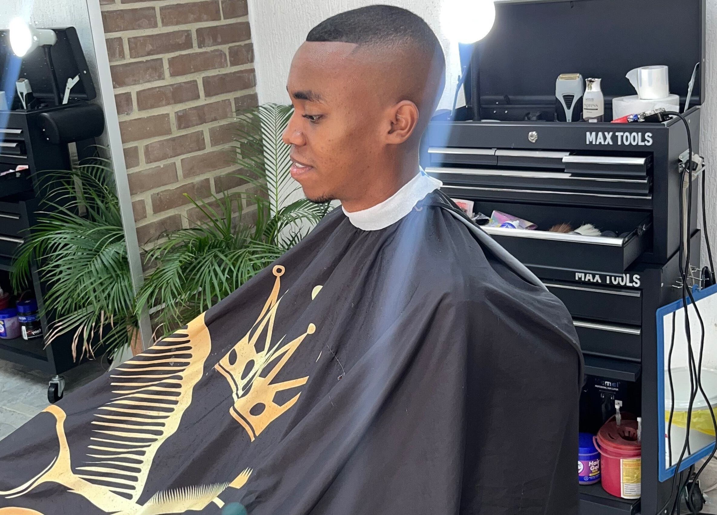 Cliente recibiendo corte de cabello en ANDRUIZ ESTUDIO, Jamundi, Valle Del Cauca, CO, con herramientas profesionales.