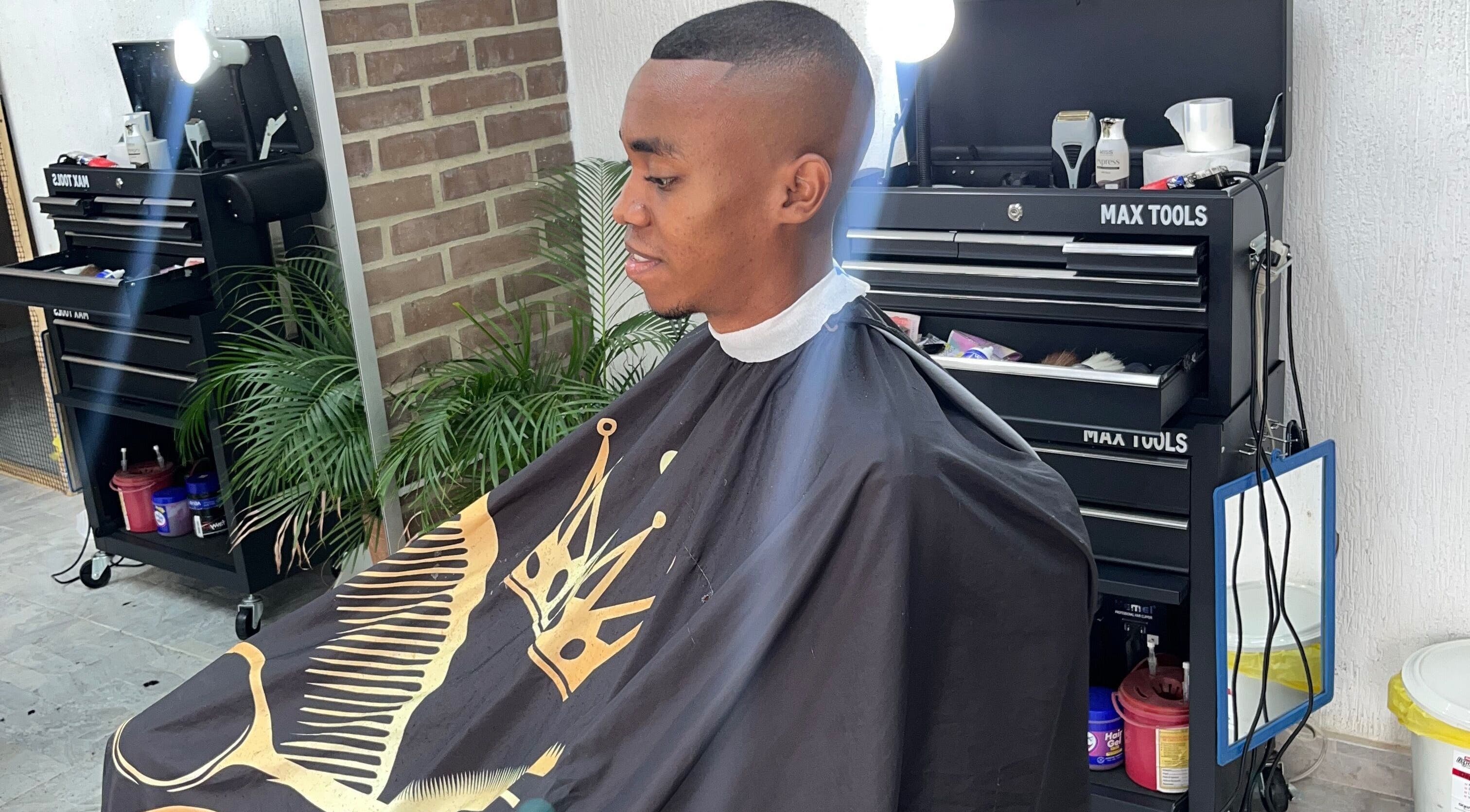 Cliente recibiendo corte de cabello en ANDRUIZ ESTUDIO, Jamundi, Valle Del Cauca, CO, con herramientas profesionales.