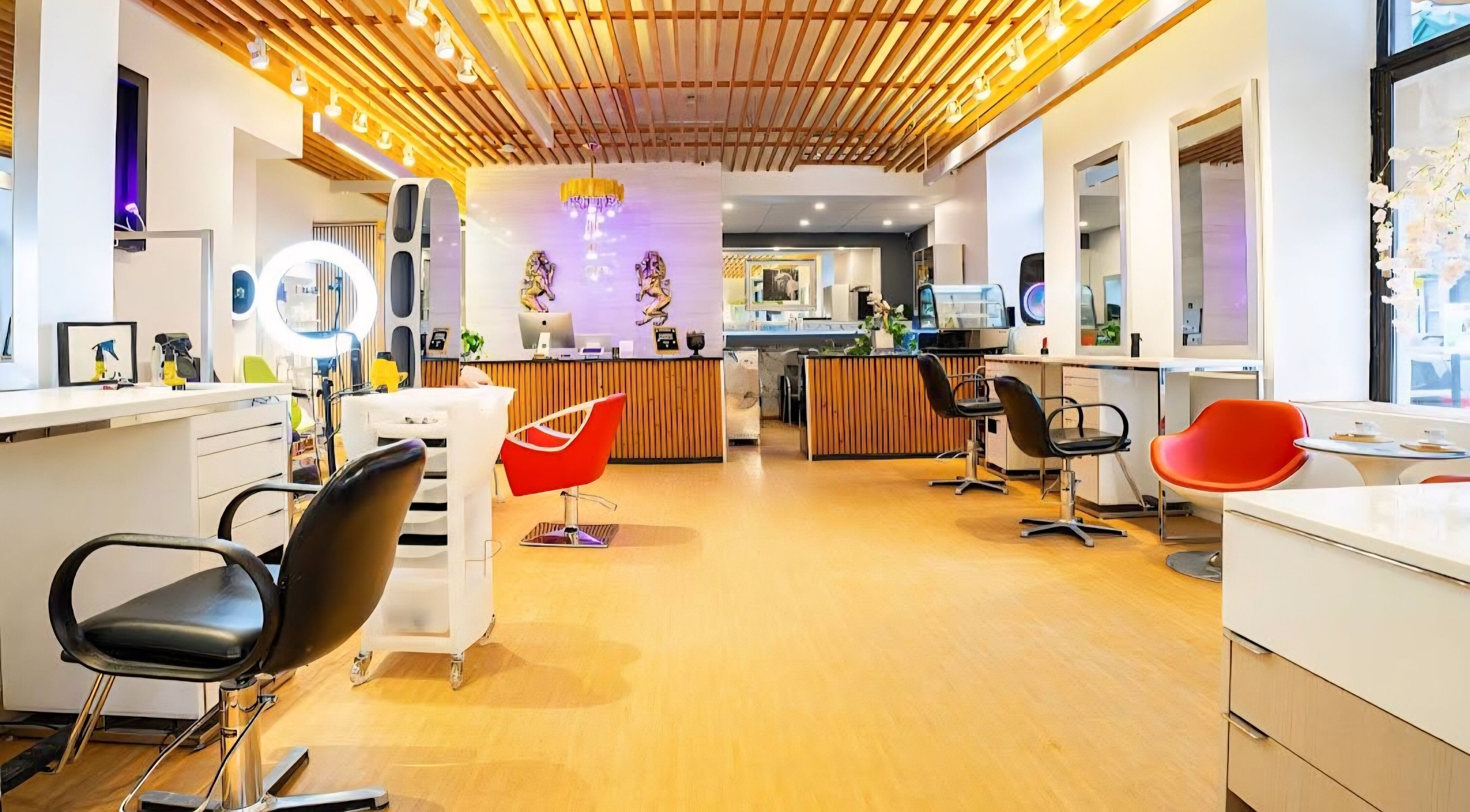 Modern interior of Sois toi-même(rami barber)2 in Montréal, Québec, CA with stylish salon chairs and lighting.