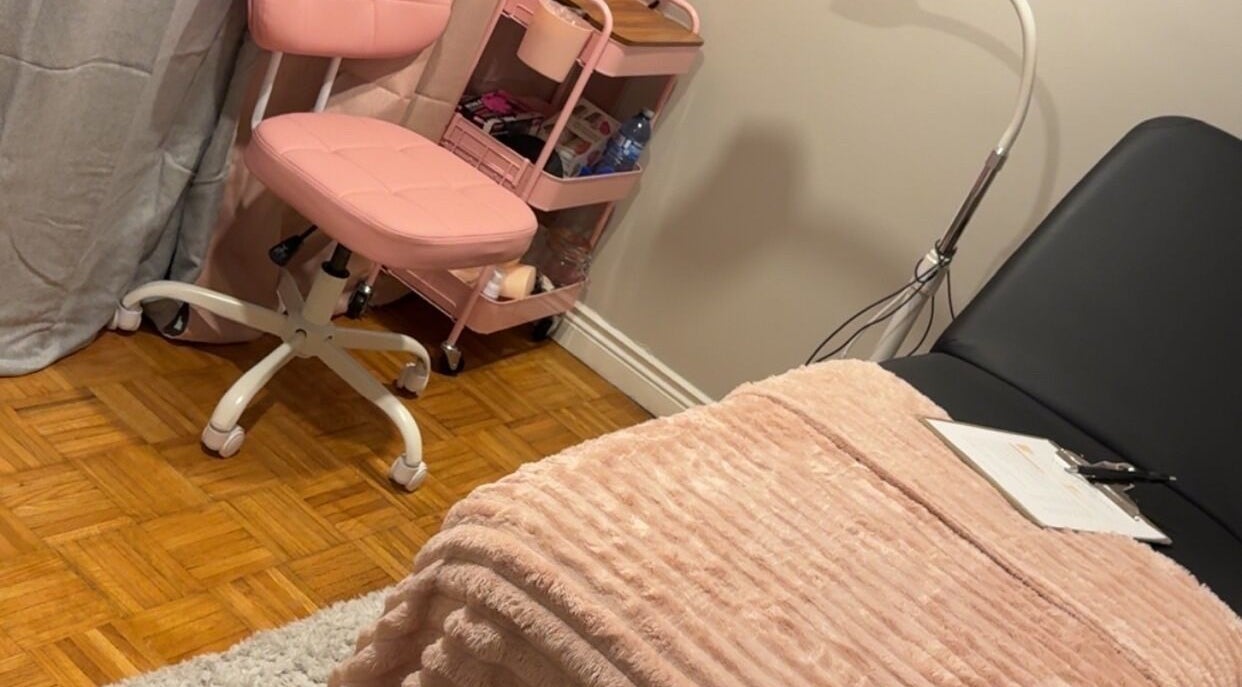 Cozy beauty room at Glitter and Glam Boutique, Etobicoke, Ontario, CA with pink accents and professional setup.