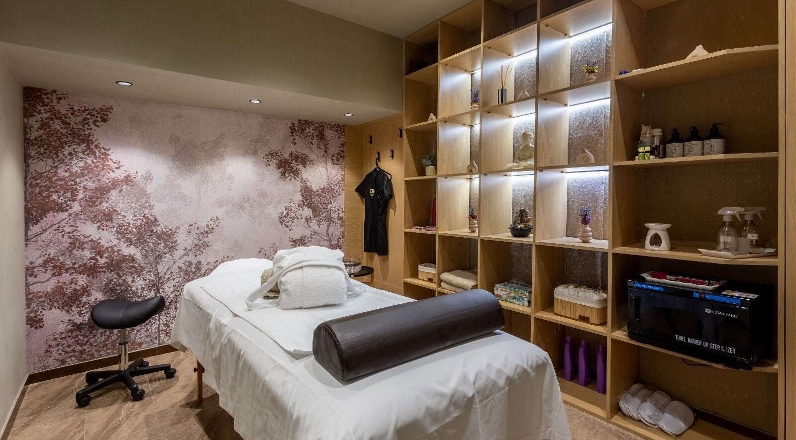 Camera de masaj la CitySpa by CityBookings, București, București, RO, decorată cu rafturi și lumină ambient.