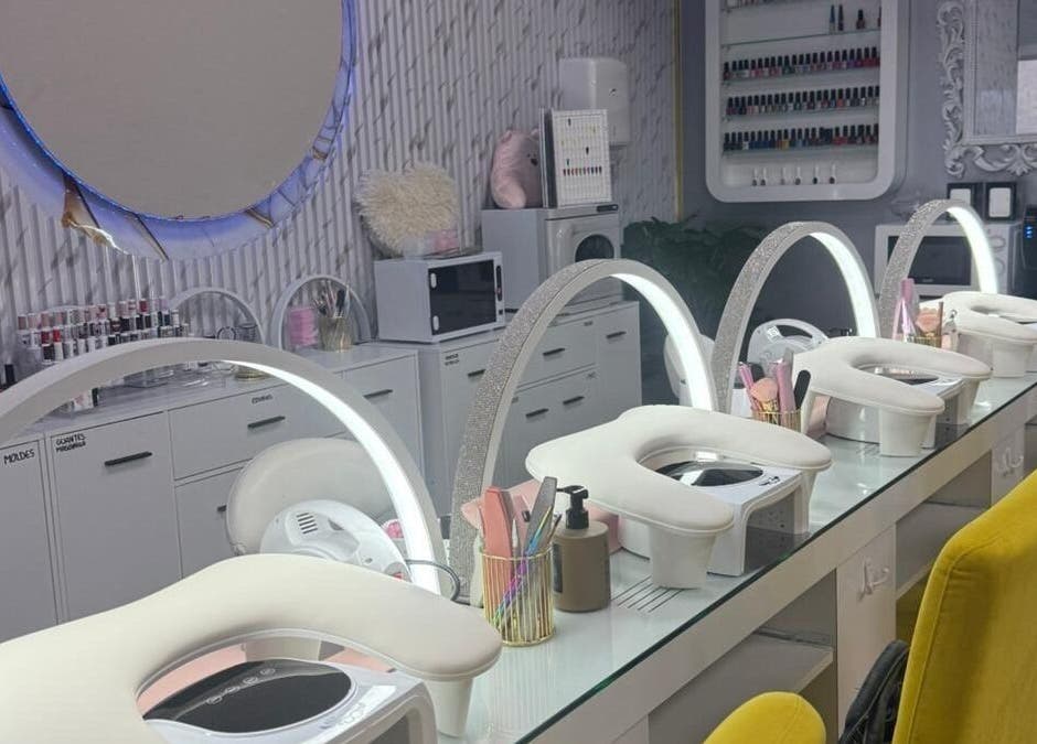 Área de manicura en Estética la favorita, Alcalá De Henares, Comunidad De Madrid, ES. Asientos amarillos vibrantes.