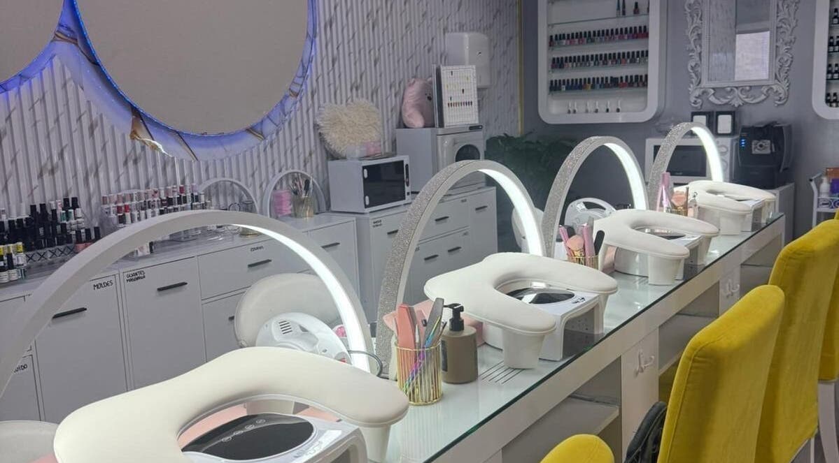 Área de manicura en Estética la favorita, Alcalá De Henares, Comunidad De Madrid, ES. Asientos amarillos vibrantes.