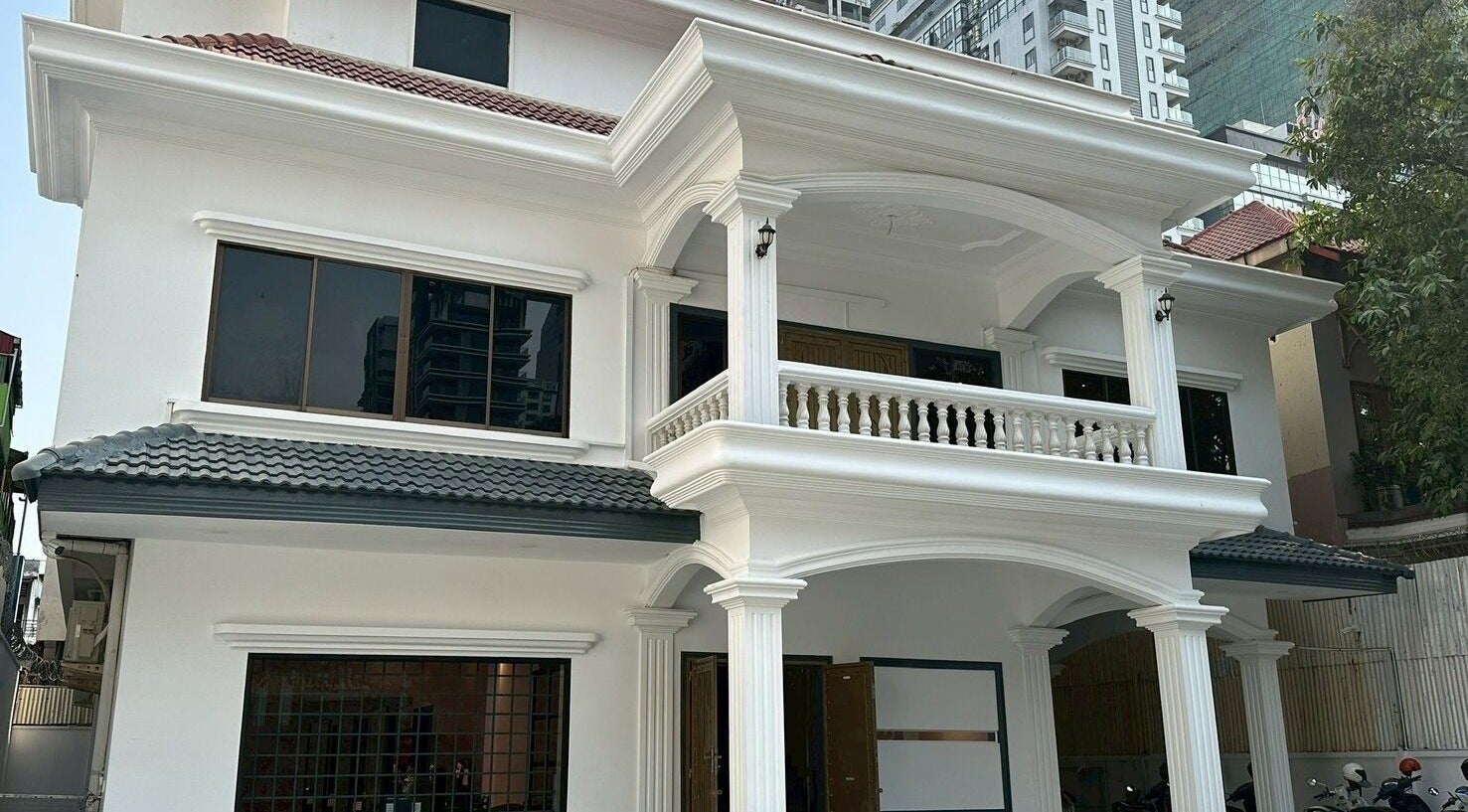 Exterior of melco HairDesign at Phnom Penh, Phnom Penh, KH with a stylish white facade and classic architecture.