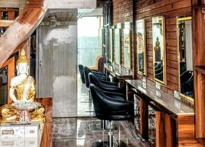 Elegant interior of LumeSpot unisex salon in Greater Noida, Uttar Pradesh, IN featuring stylish mirrors and seating.