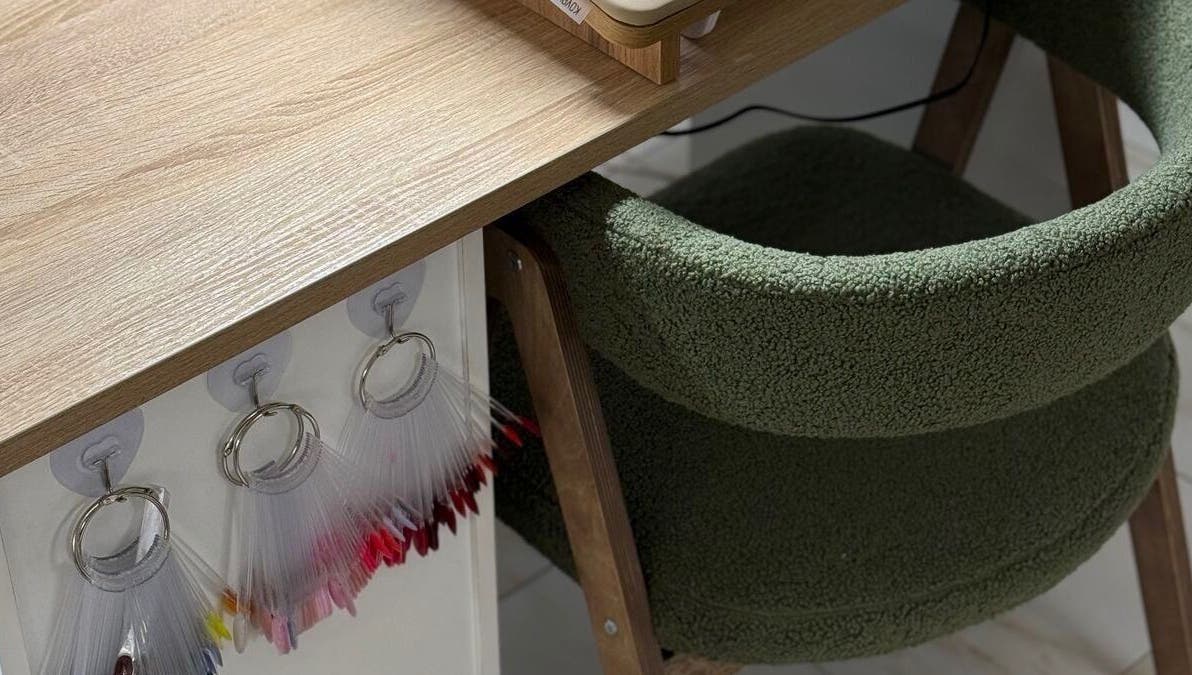 Comfortable nail station at Estética Bambú, Salto, Departamento De Salto, UY featuring a green chair.