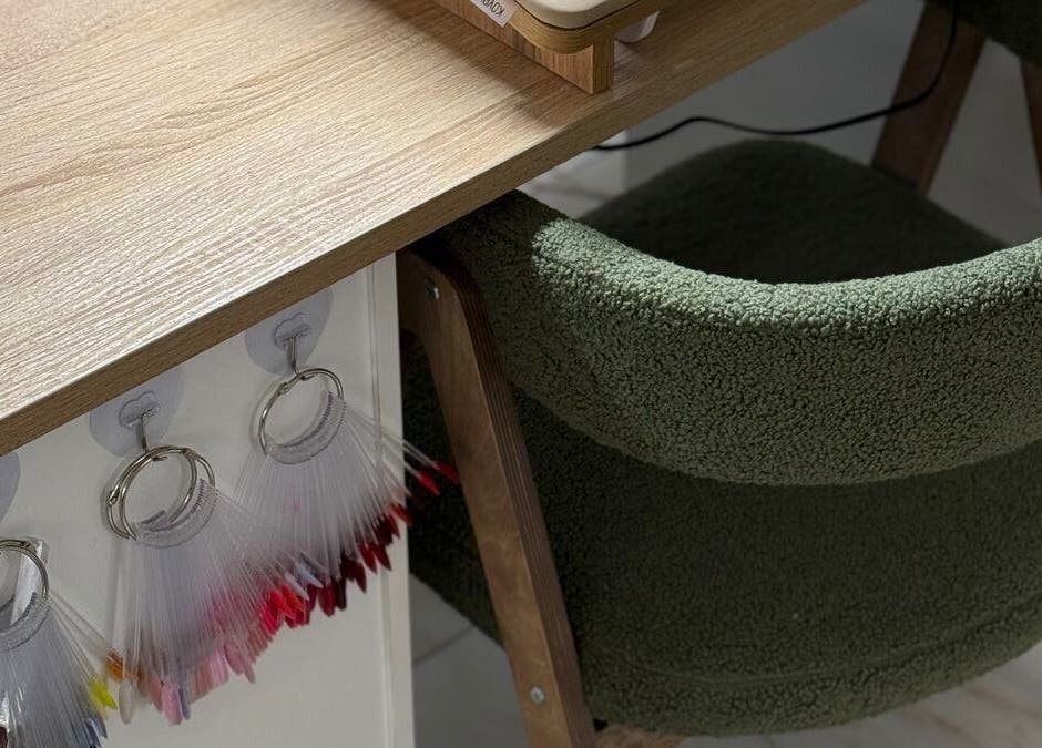 Comfortable nail station at Estética Bambú, Salto, Departamento De Salto, UY featuring a green chair.