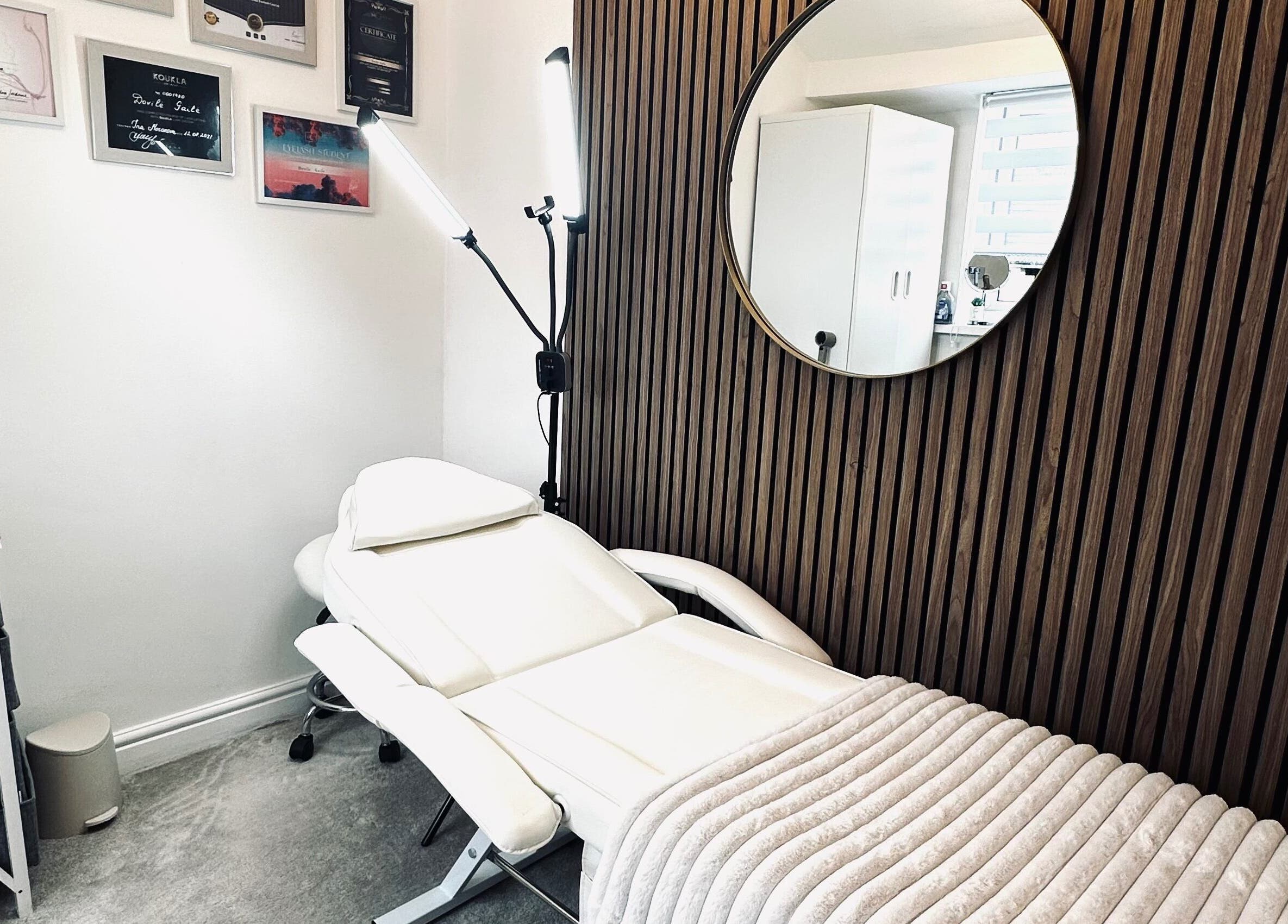 DG_Lashes treatment room in Leeds, England, GB featuring a plush reclining chair and modern decor.