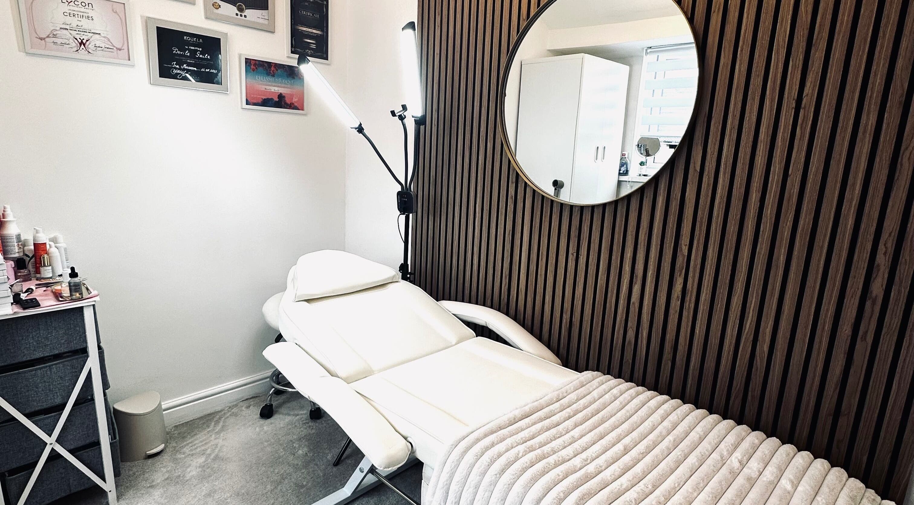 DG_Lashes treatment room in Leeds, England, GB featuring a plush reclining chair and modern decor.