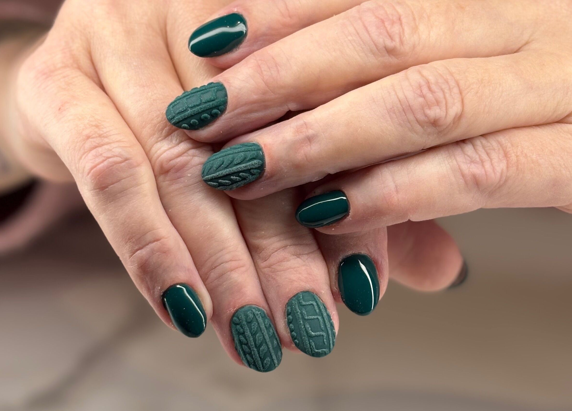 Manucure verte unique à Majestic Hair & Nails - Nails by Ali, Saint-josse-ten-noode, Bruxelles, BE.