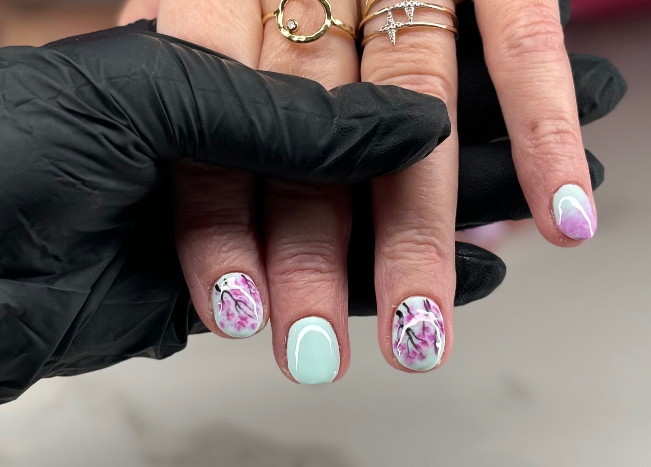 Manucure pastel avec motifs floraux à Majestic Hair & Nails - Nails by Ali, Saint-josse-ten-noode, Bruxelles, BE.