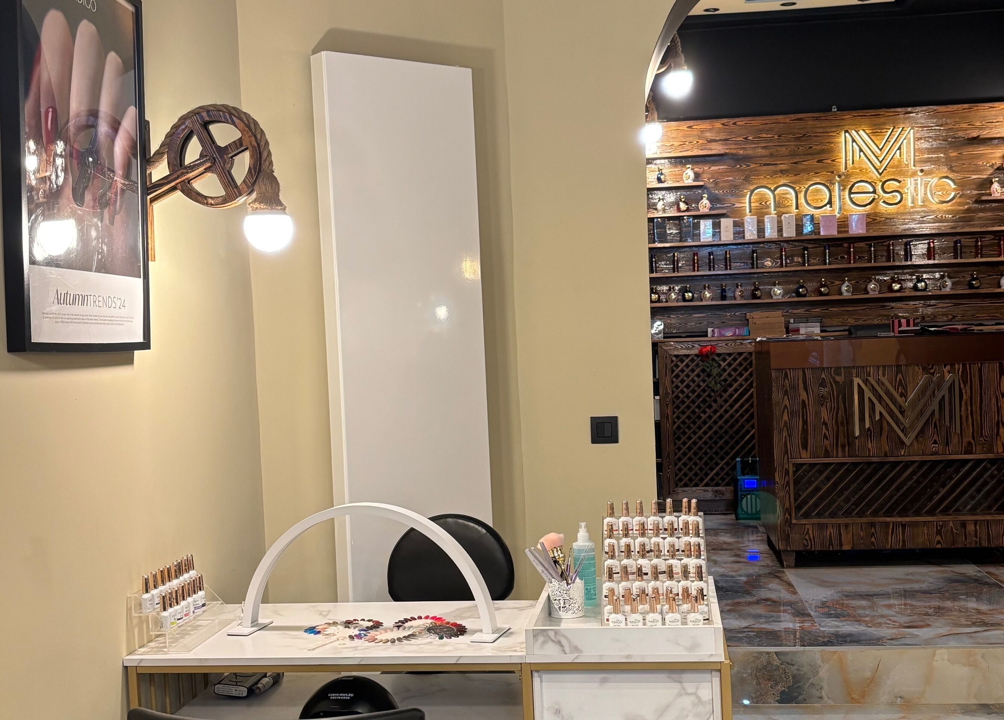 Intérieur de Majestic Hair & Nails - Nails by Ali à Saint-josse-ten-noode, Bruxelles. Table de manucure moderne.