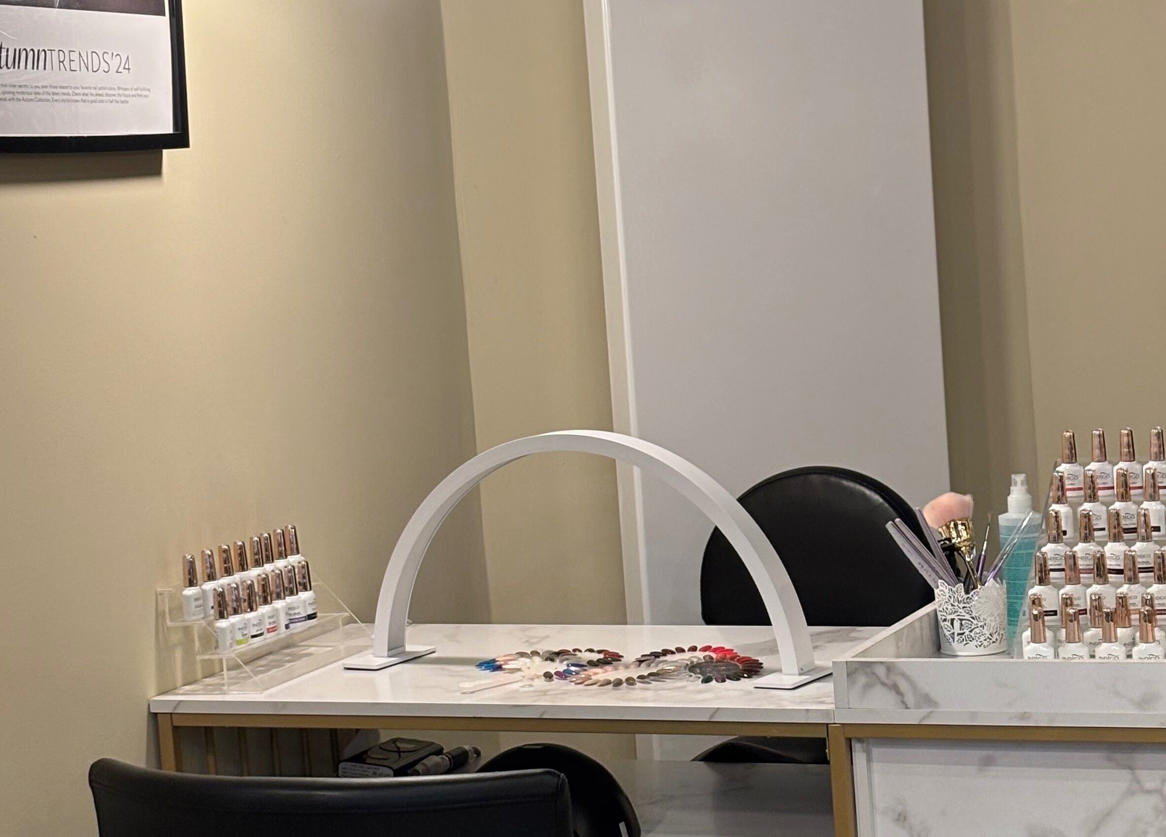 Poste de travail moderne chez Majestic Hair & Nails - Nails by Ali à Saint-josse-ten-noode, Bruxelles, BE.