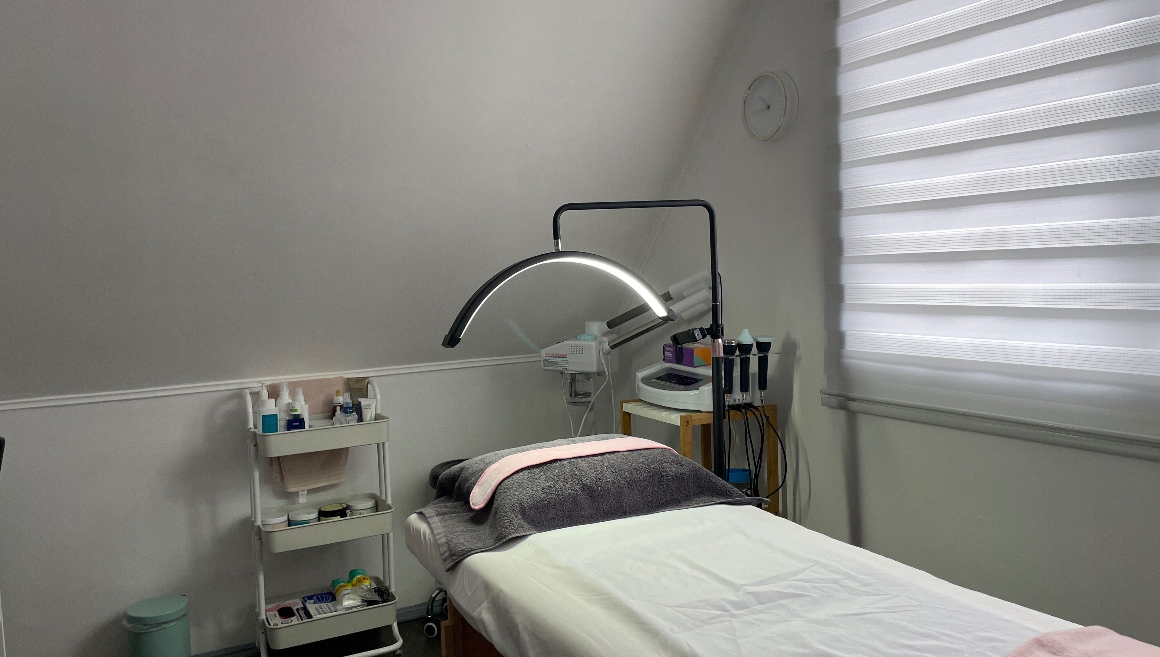 Sala de tratamiento relajante en Kaathe Spa, Puerto Montt, Los Lagos, CL, con camilla y equipo especializado.