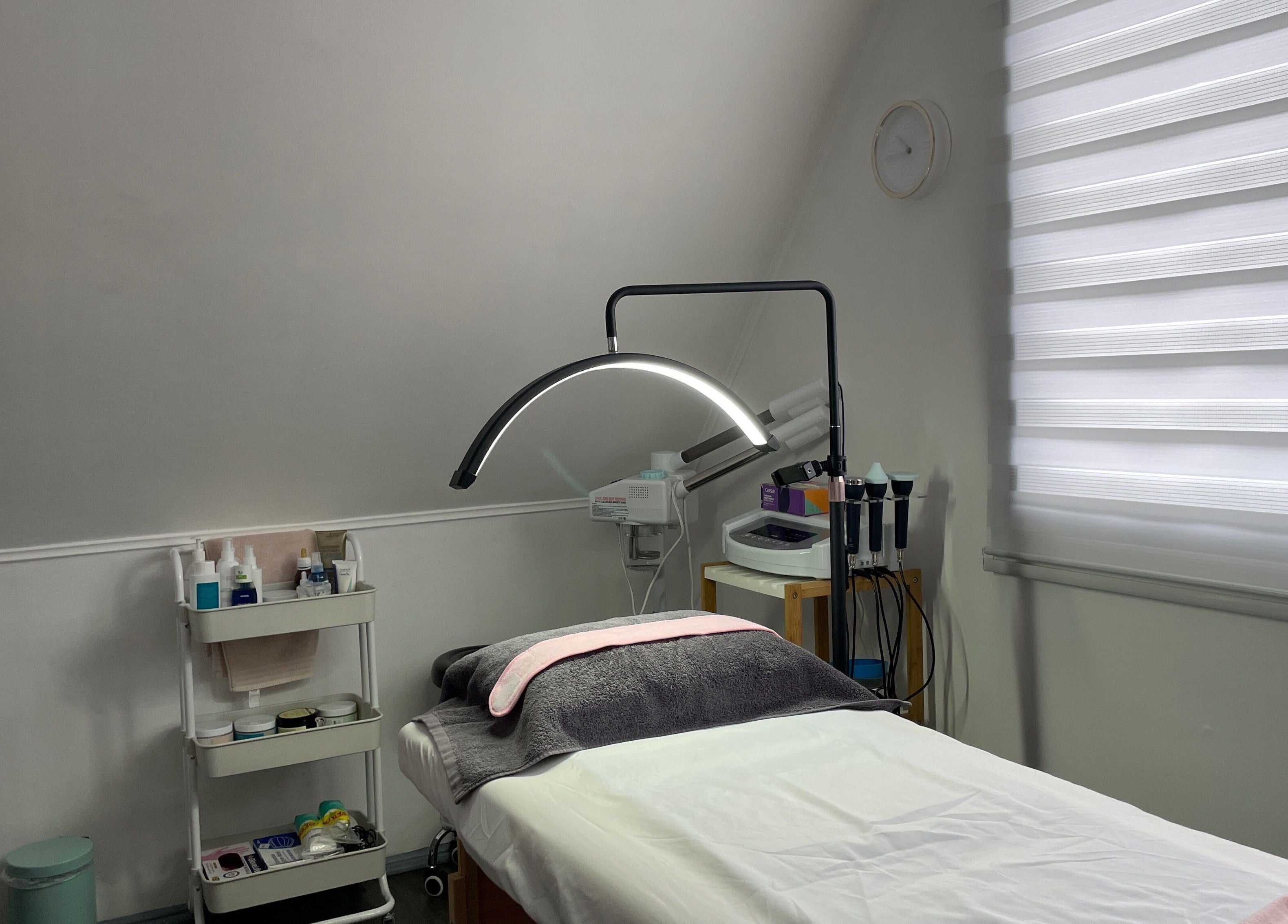 Sala de tratamiento relajante en Kaathe Spa, Puerto Montt, Los Lagos, CL, con camilla y equipo especializado.