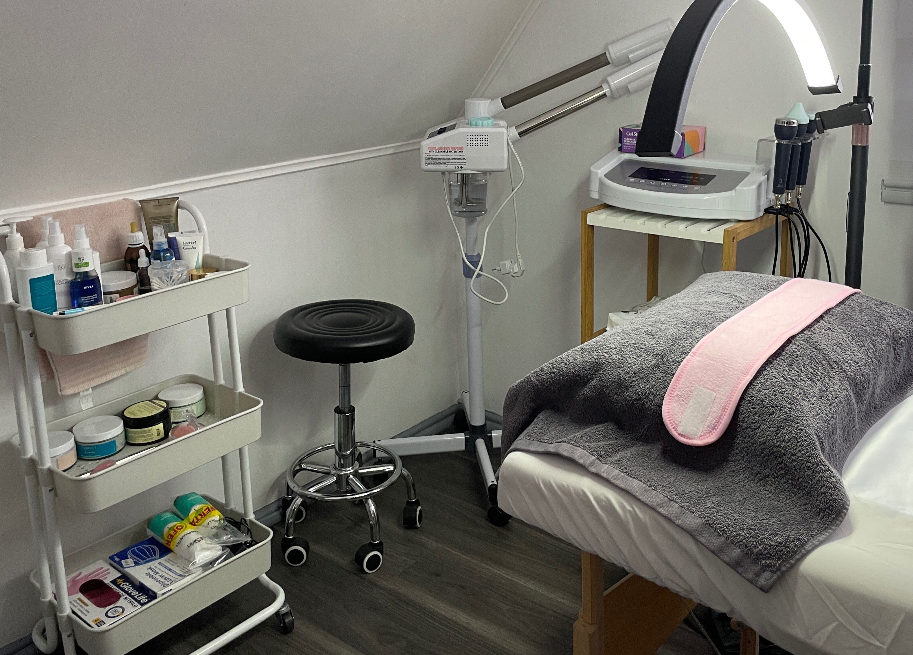 Sala de tratamiento en Kaathe Spa, Puerto Montt, Los Lagos, CL. Equipada con artículos de belleza y bienestar.