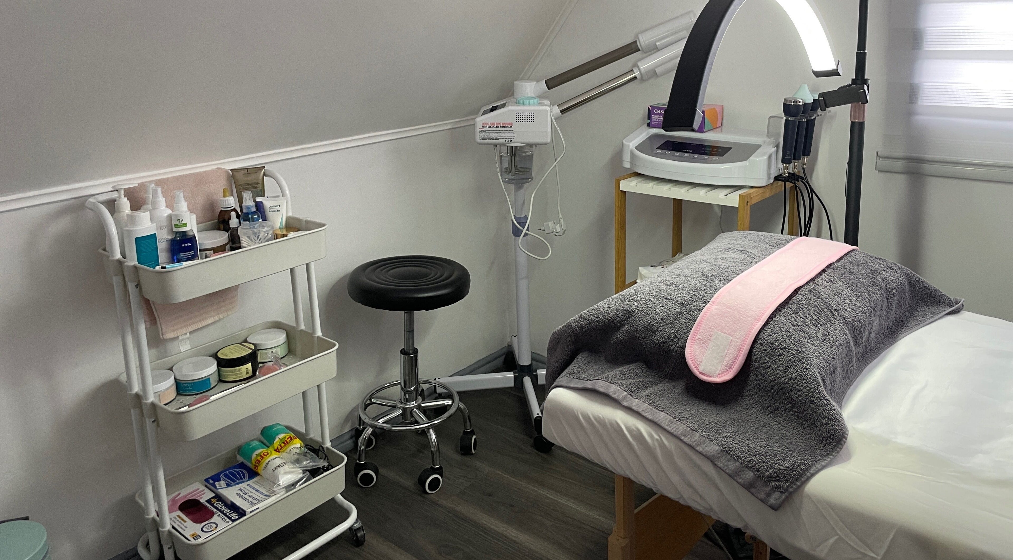 Sala de tratamiento en Kaathe Spa, Puerto Montt, Los Lagos, CL. Equipada con artículos de belleza y bienestar.