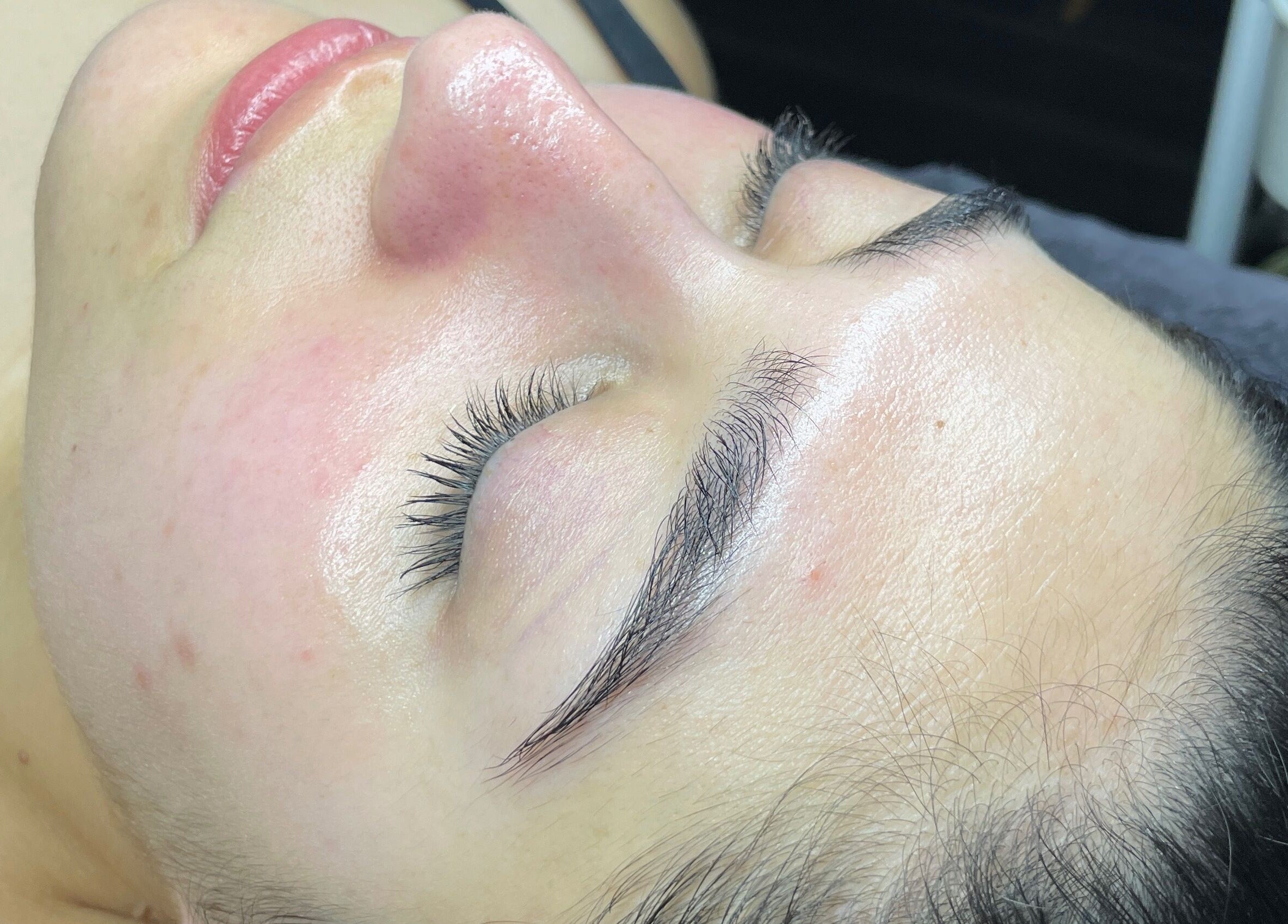 Tratamiento facial en Kaathe Spa, Puerto Montt, Los Lagos, CL, mostrando piel radiante y detallada.