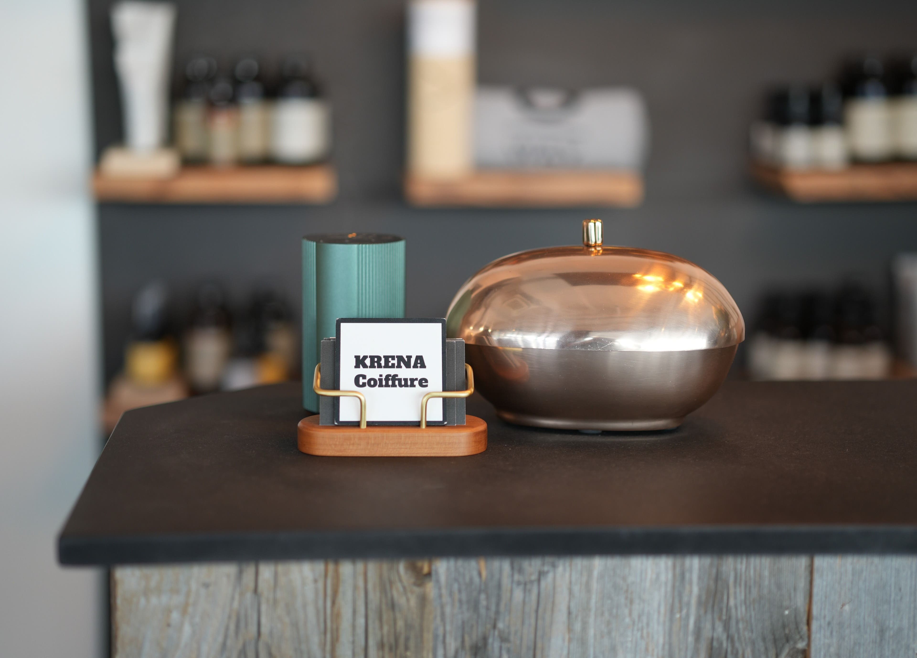 Réception élégante chez Maison Krena, Bruxelles, Bruxelles, BE, avec des produits de beauté en arrière-plan.