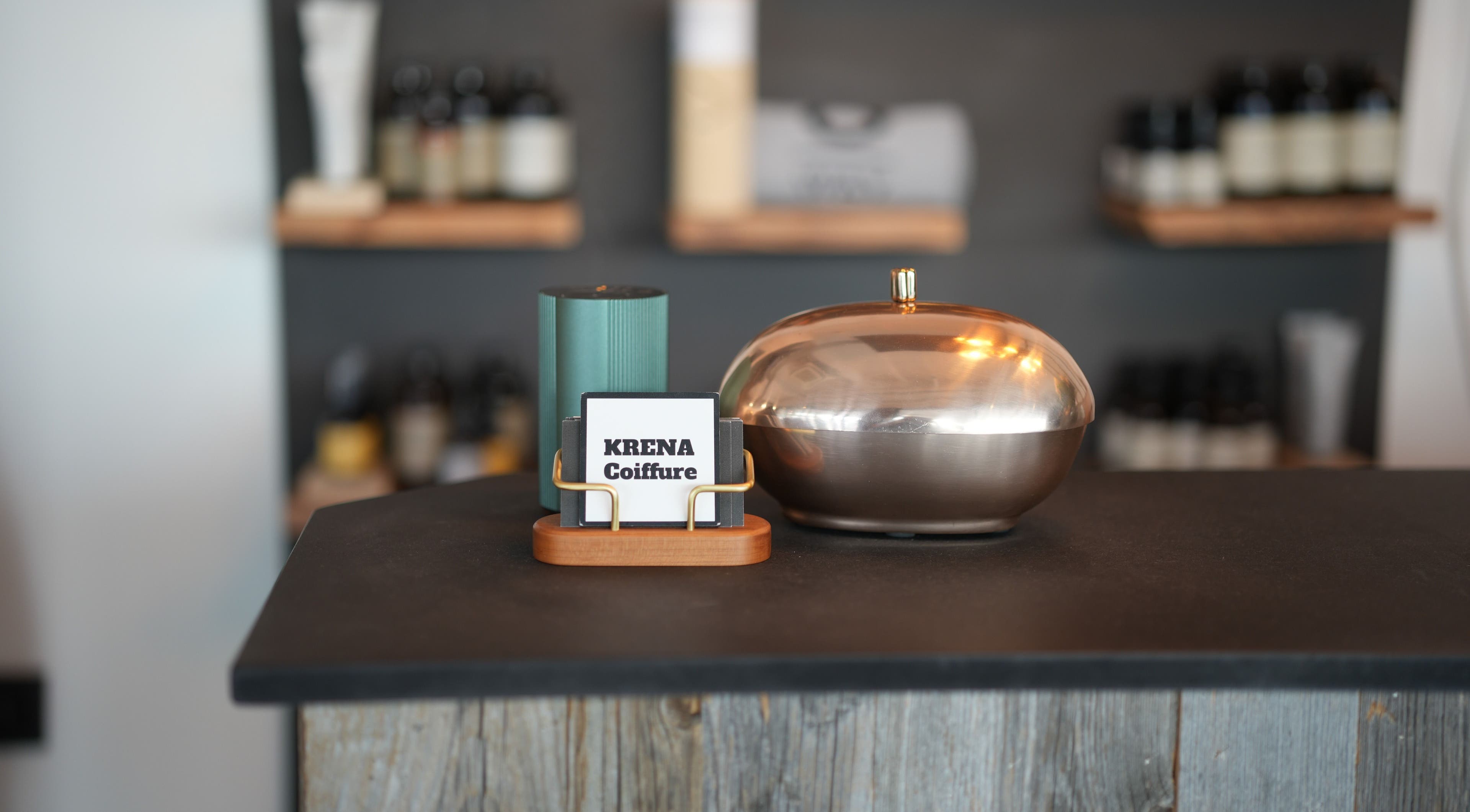 Réception élégante chez Maison Krena, Bruxelles, Bruxelles, BE, avec des produits de beauté en arrière-plan.