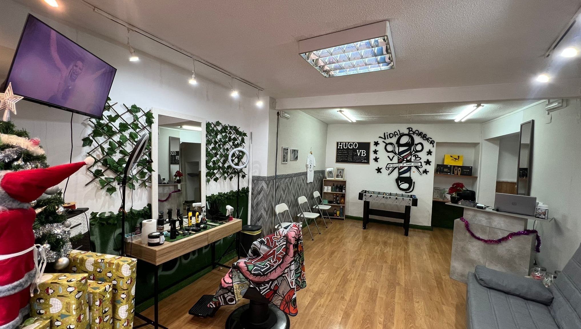 Interior de VidalBarber decorado para las fiestas en Piedrabuena, Castilla-la Mancha, ES.