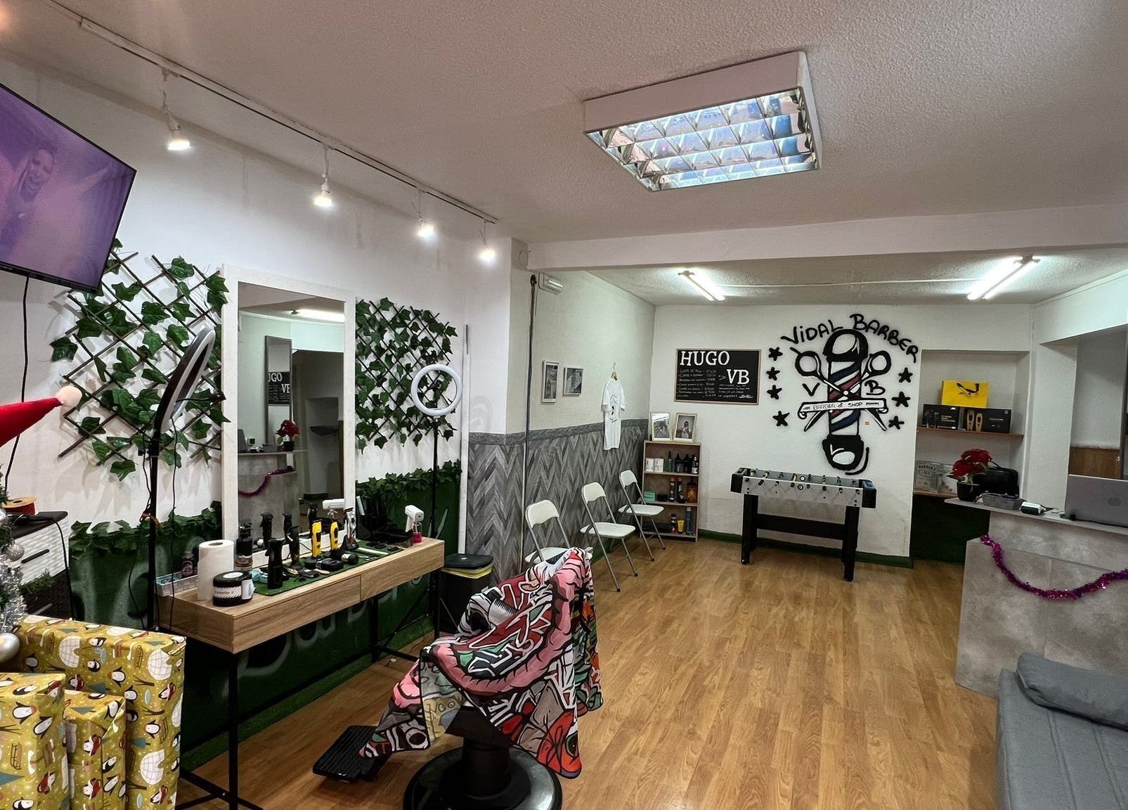 Interior de VidalBarber decorado para las fiestas en Piedrabuena, Castilla-la Mancha, ES.