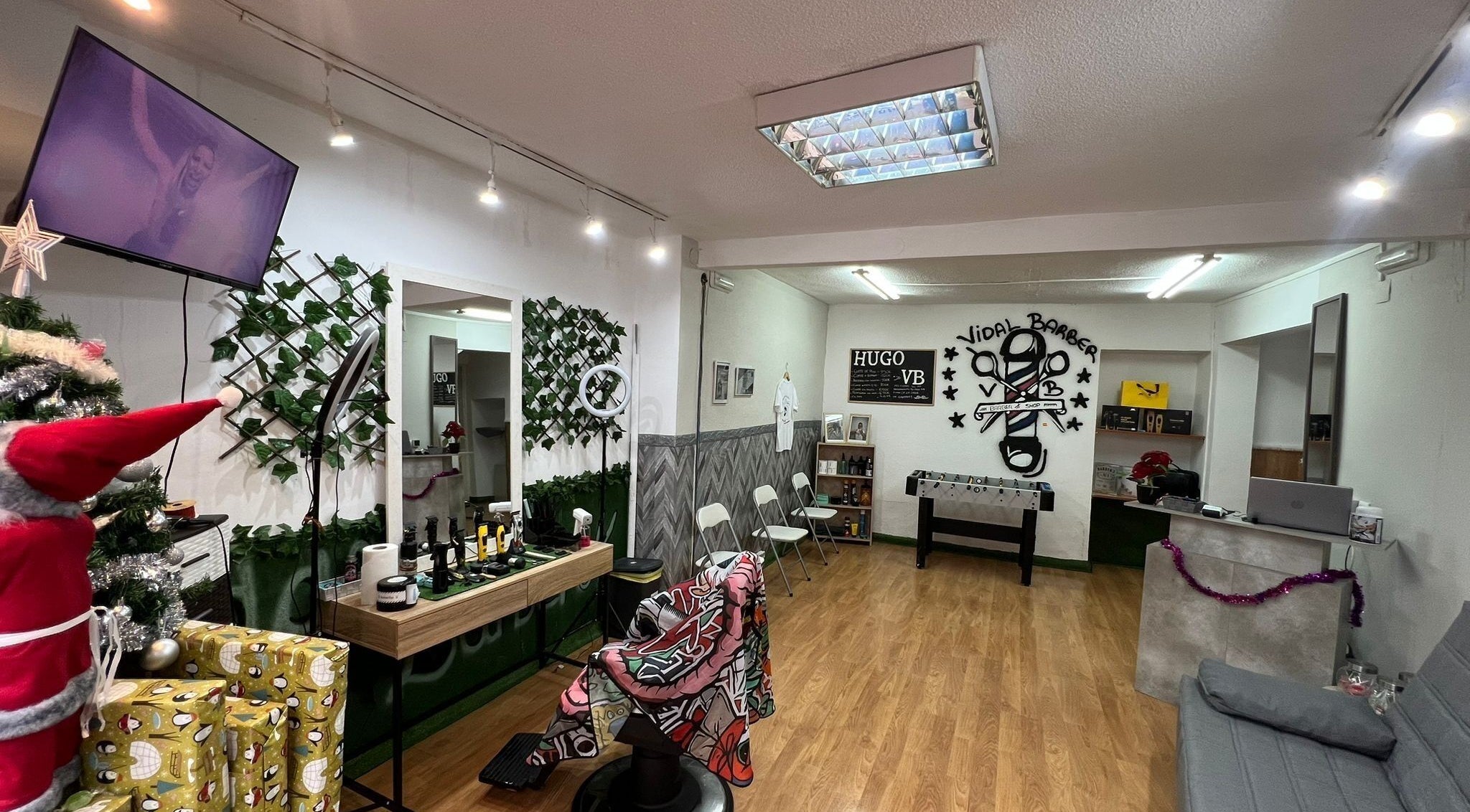 Interior de VidalBarber decorado para las fiestas en Piedrabuena, Castilla-la Mancha, ES.