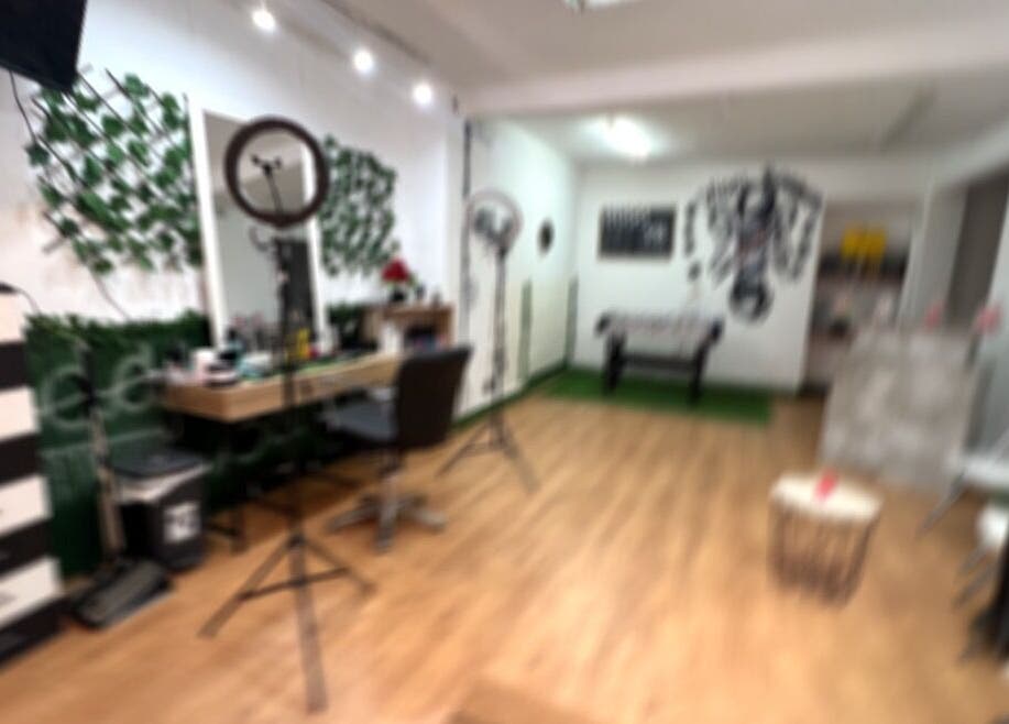 Salón de belleza VidalBarber en Piedrabuena, Castilla-la Mancha, ES con decoración acogedora y moderna.