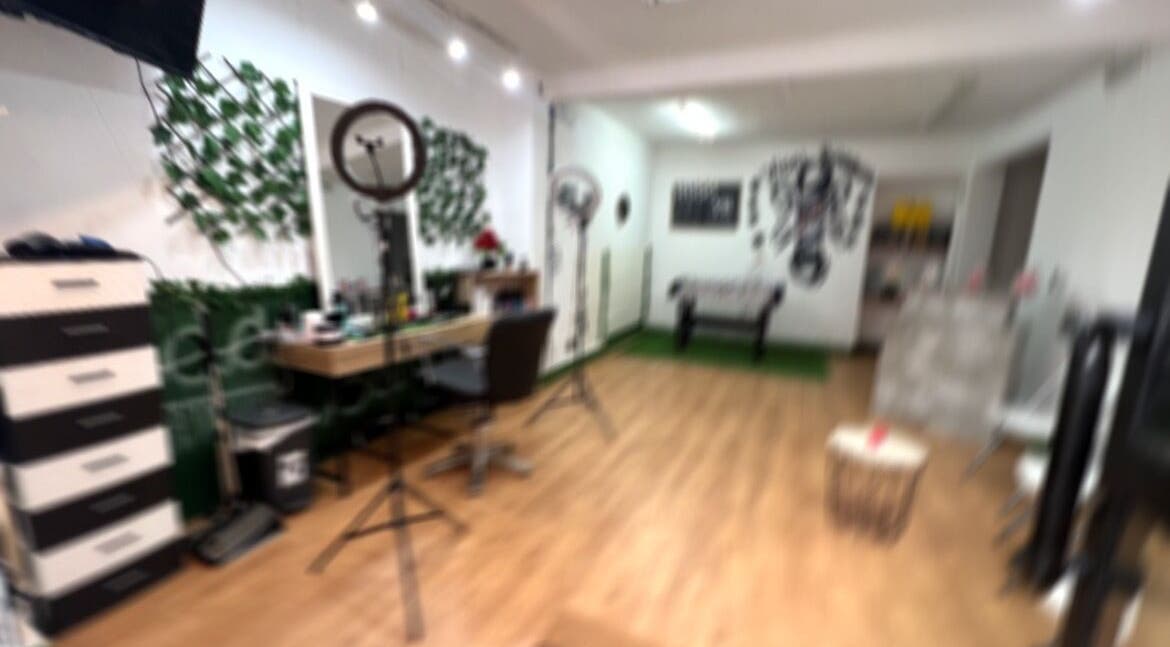 Salón de belleza VidalBarber en Piedrabuena, Castilla-la Mancha, ES con decoración acogedora y moderna.