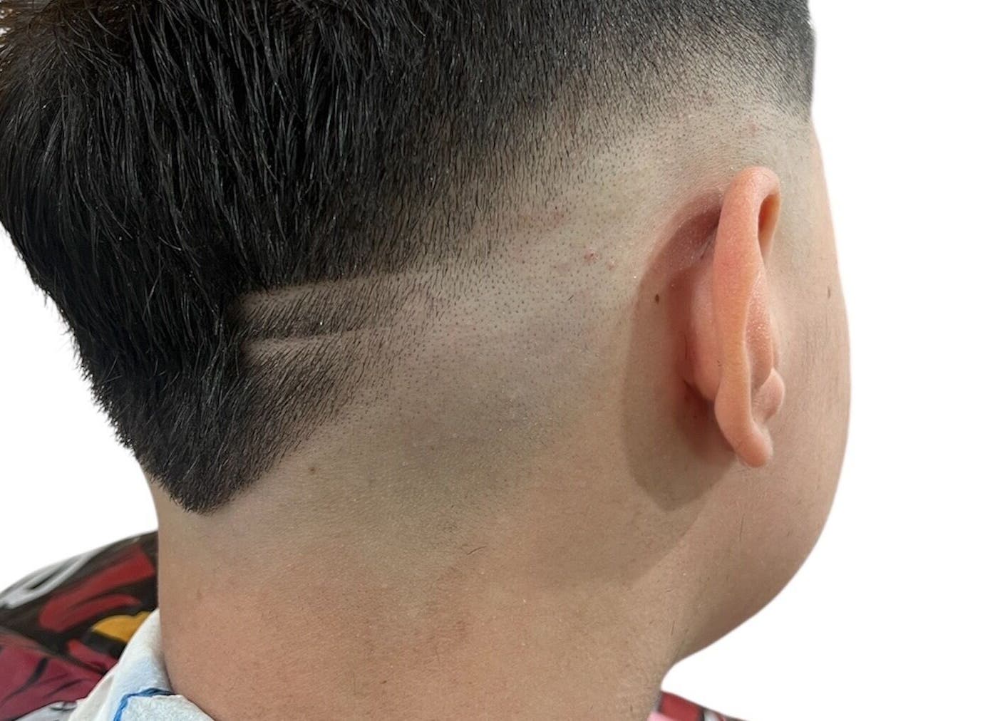 Corte de pelo moderno con diseño en VidalBarber, Piedrabuena, Castilla-la Mancha, ES.